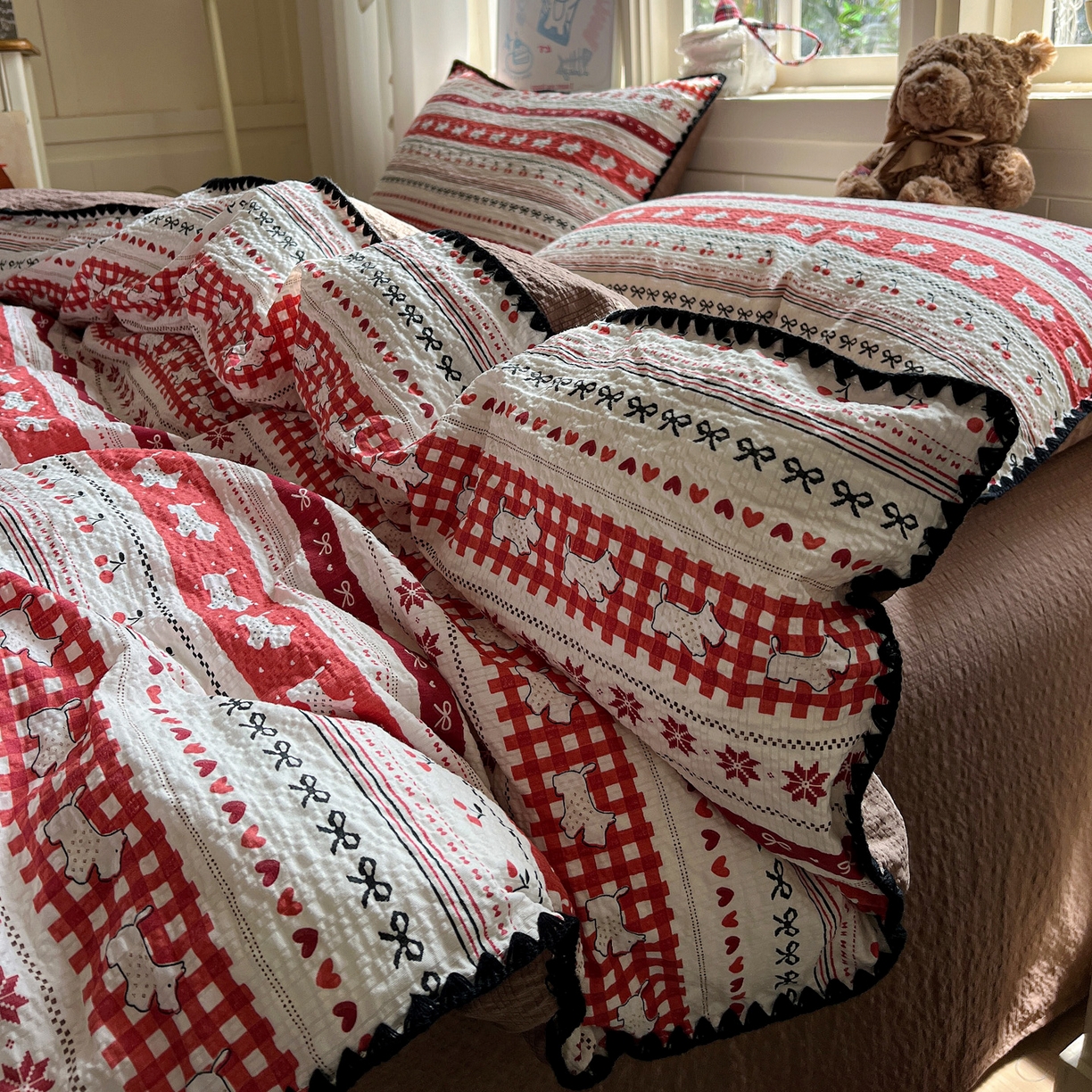 91家纺网 家纺一手货源 找家纺 水墨江南 2026新款贝壳边泡芙纱时尚印花四件套 樱桃狗狗