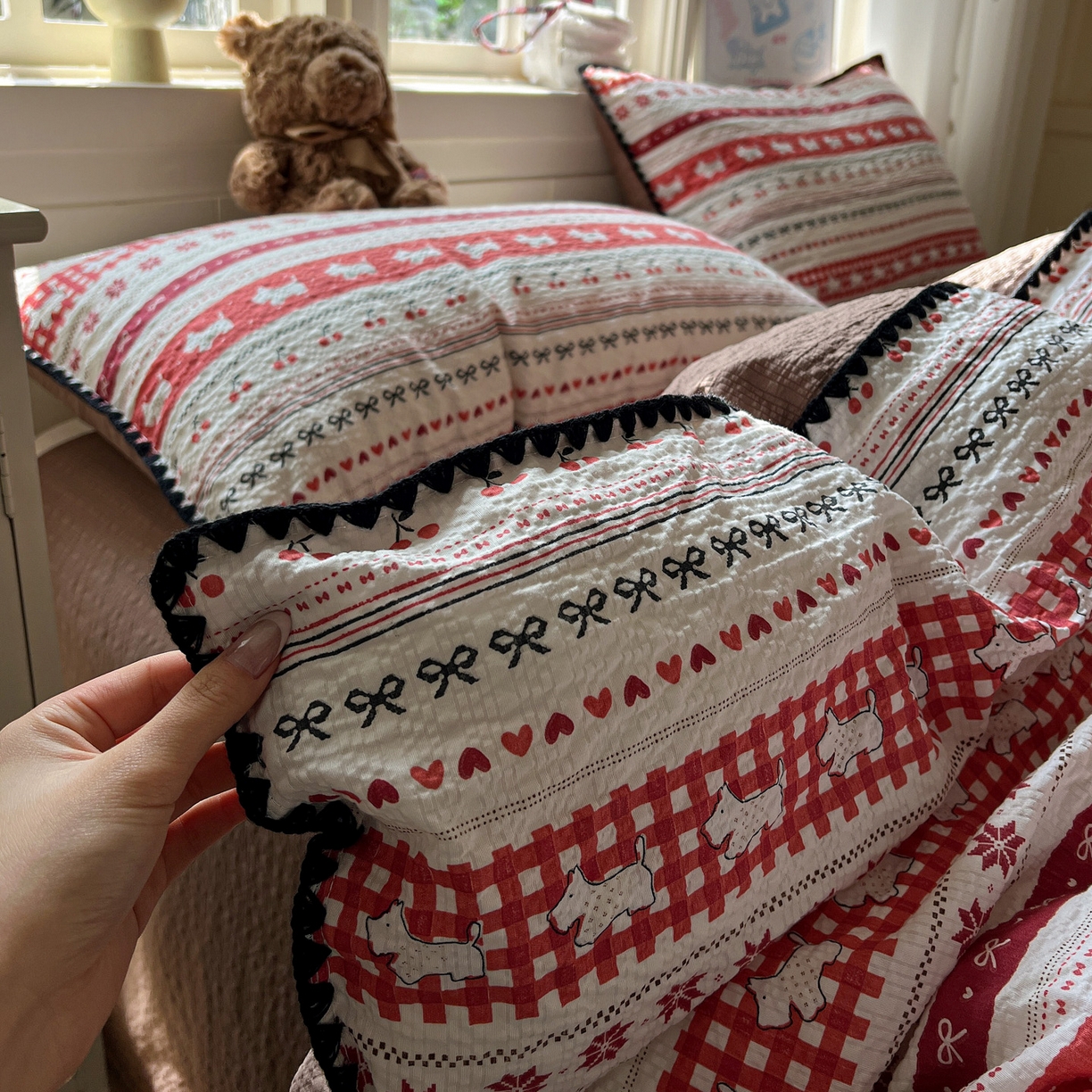 91家纺网 家纺一手货源 找家纺 水墨江南 2026新款贝壳边泡芙纱时尚印花四件套 樱桃狗狗