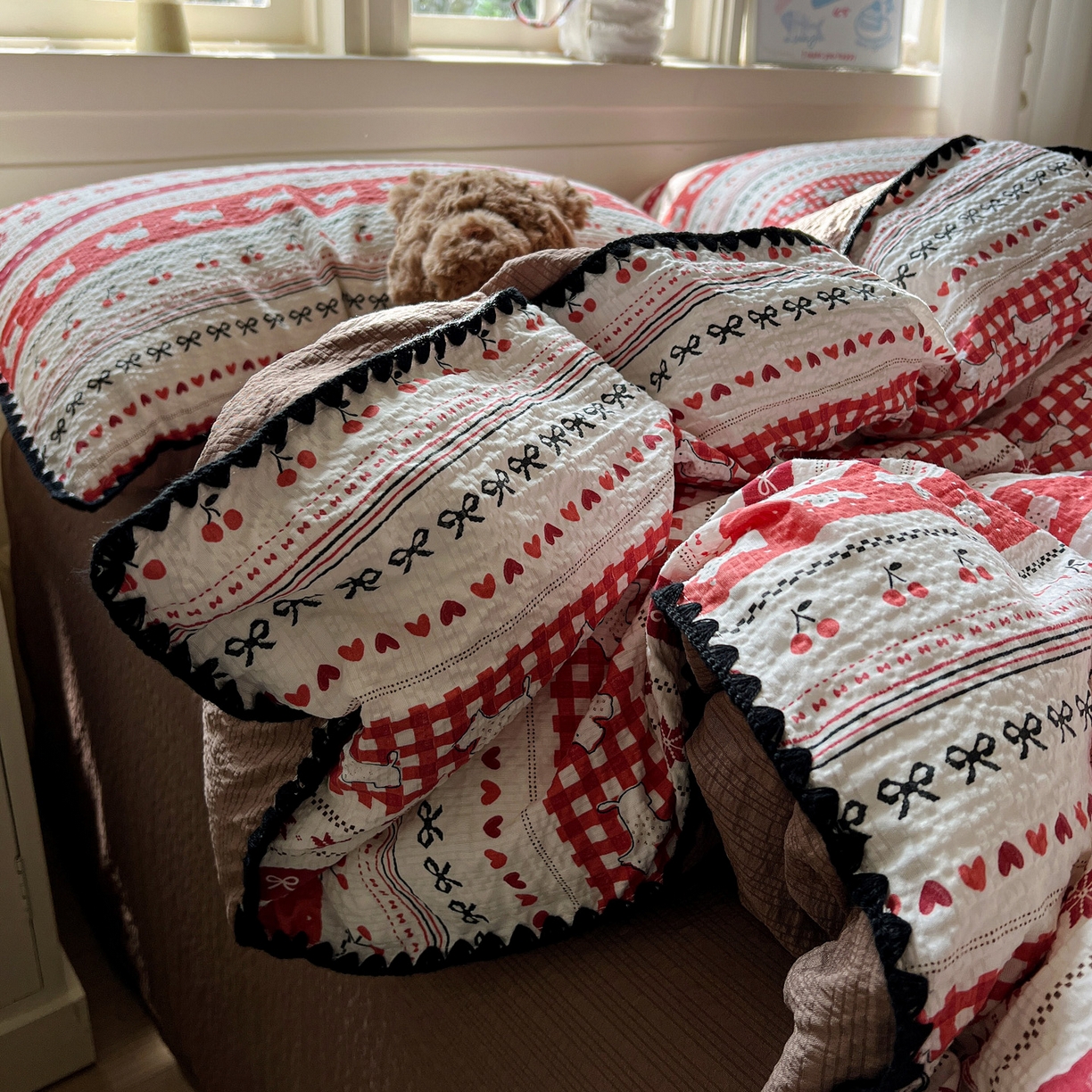 91家纺网 家纺一手货源 找家纺 水墨江南 2026新款贝壳边泡芙纱时尚印花四件套 樱桃狗狗