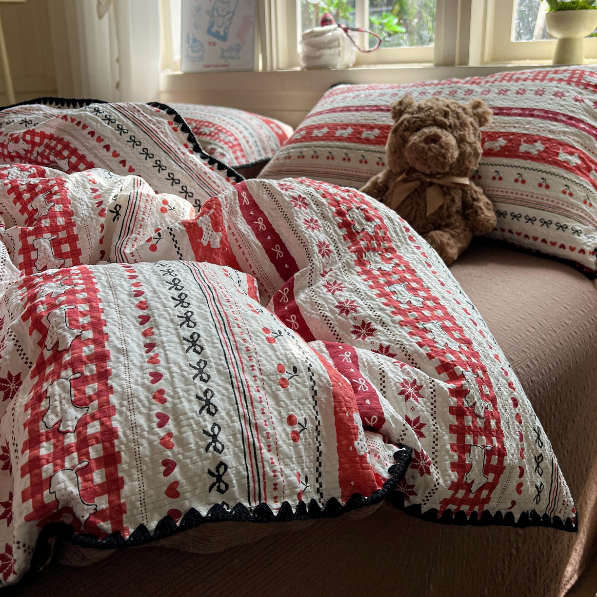 91家纺网 家纺一手货源 找家纺 水墨江南 2026新款贝壳边泡芙纱时尚印花四件套 樱桃狗狗