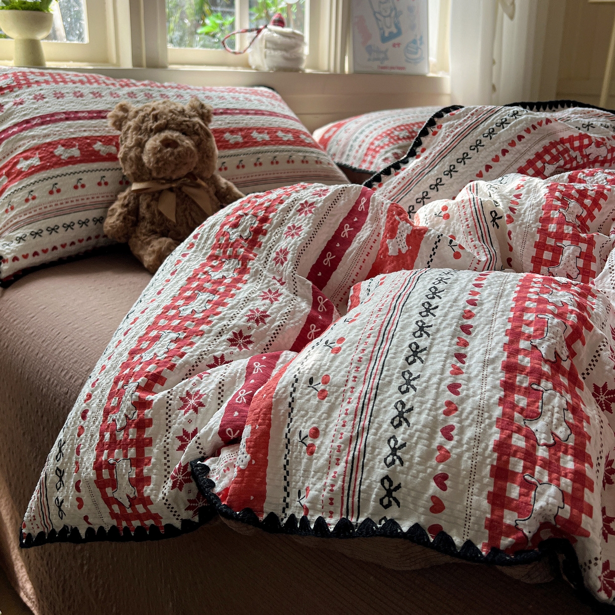 91家纺网 家纺一手货源 找家纺 水墨江南 2026新款贝壳边泡芙纱时尚印花四件套 樱桃狗狗