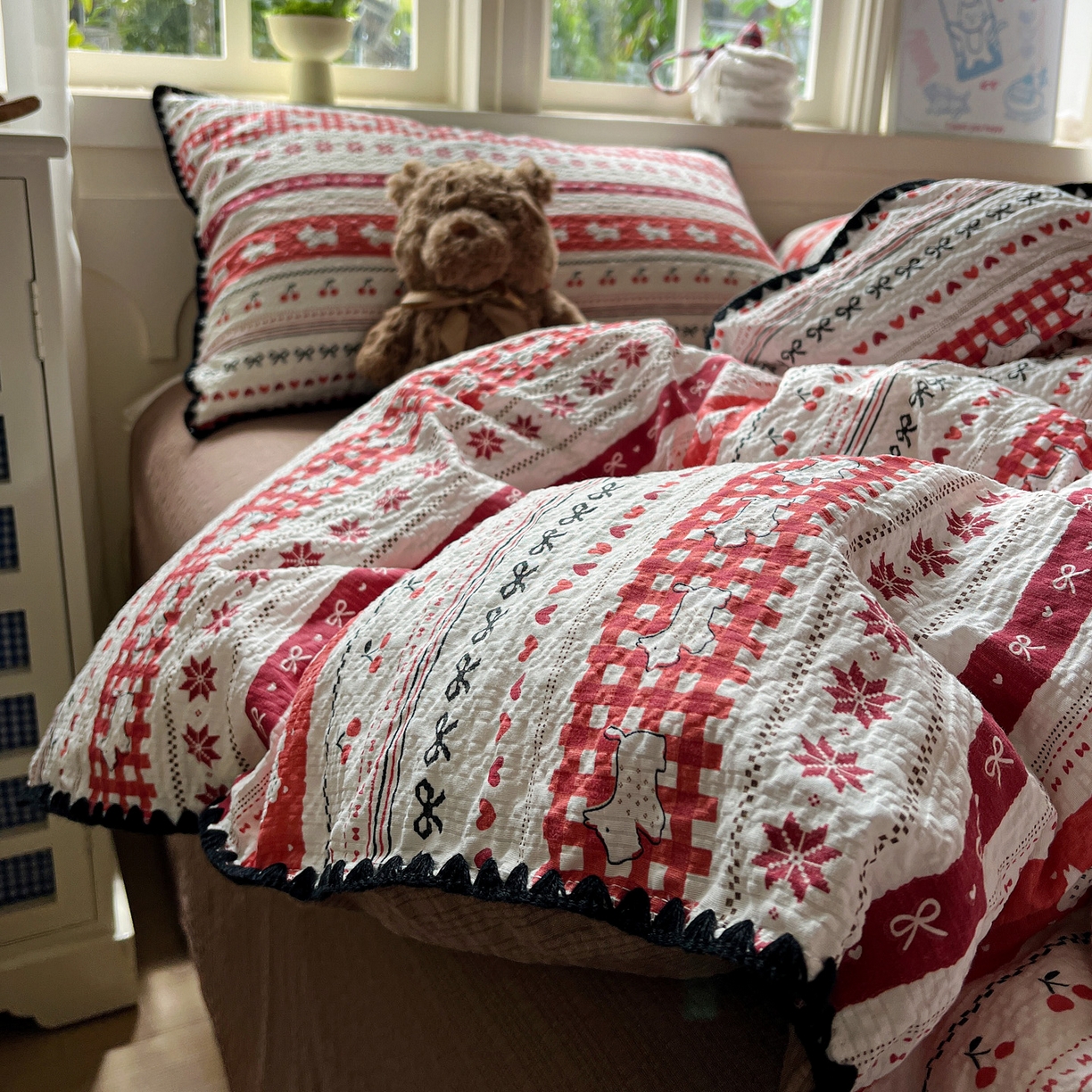 91家纺网 家纺一手货源 找家纺 水墨江南 2026新款贝壳边泡芙纱时尚印花四件套 樱桃狗狗