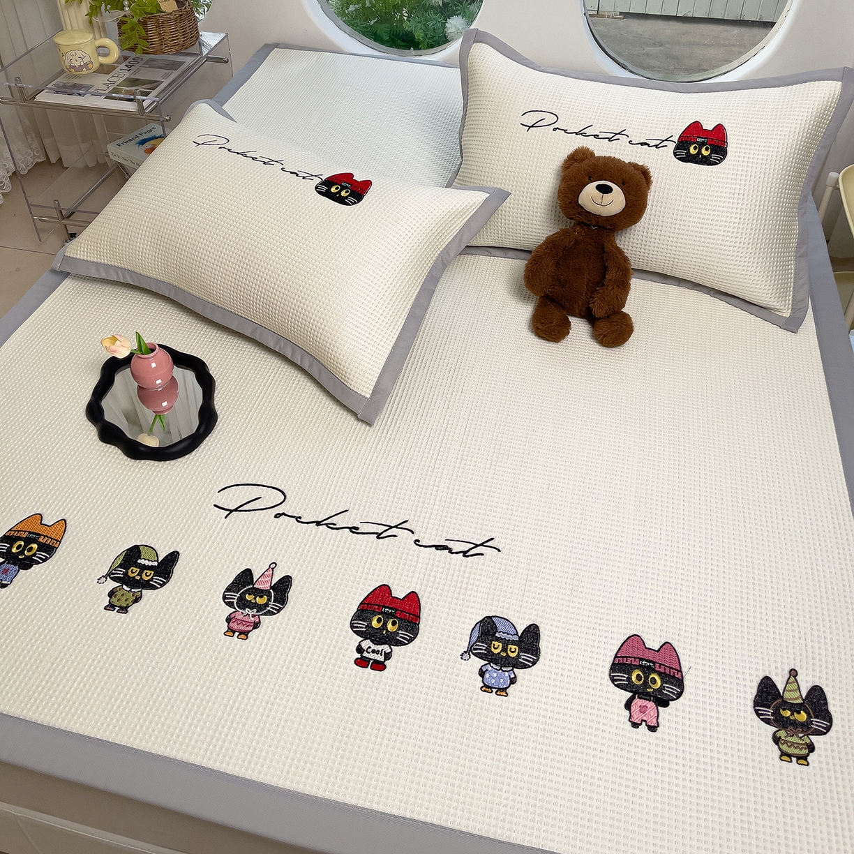 91家纺网 家纺一手货源 找家纺 炫拼家纺 2026新款高克重牛奶绒满版毛巾绣卡通加厚四件套-糯米系列 糯米-猫次元