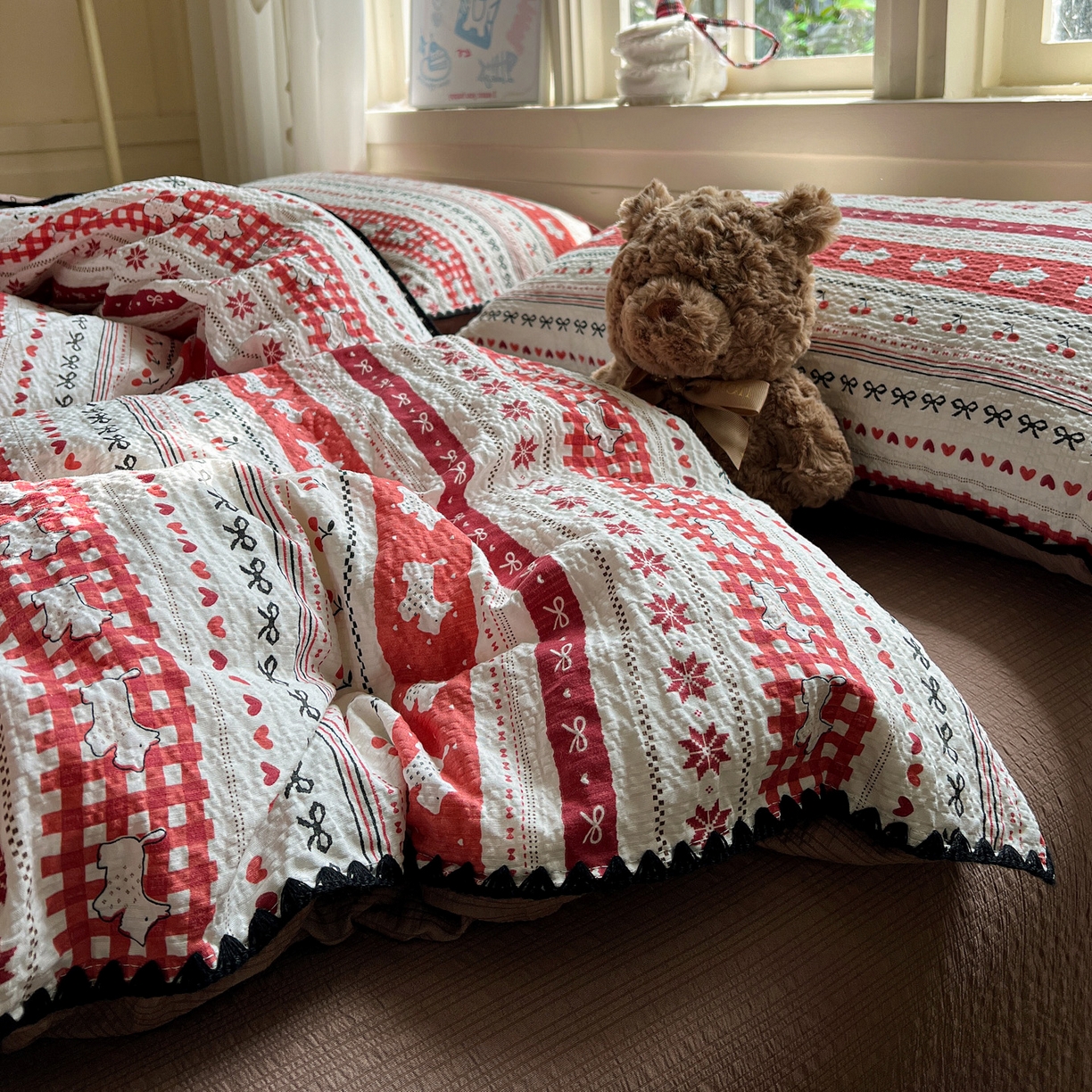 91家纺网 家纺一手货源 找家纺 水墨江南 2026新款贝壳边泡芙纱时尚印花四件套 樱桃狗狗