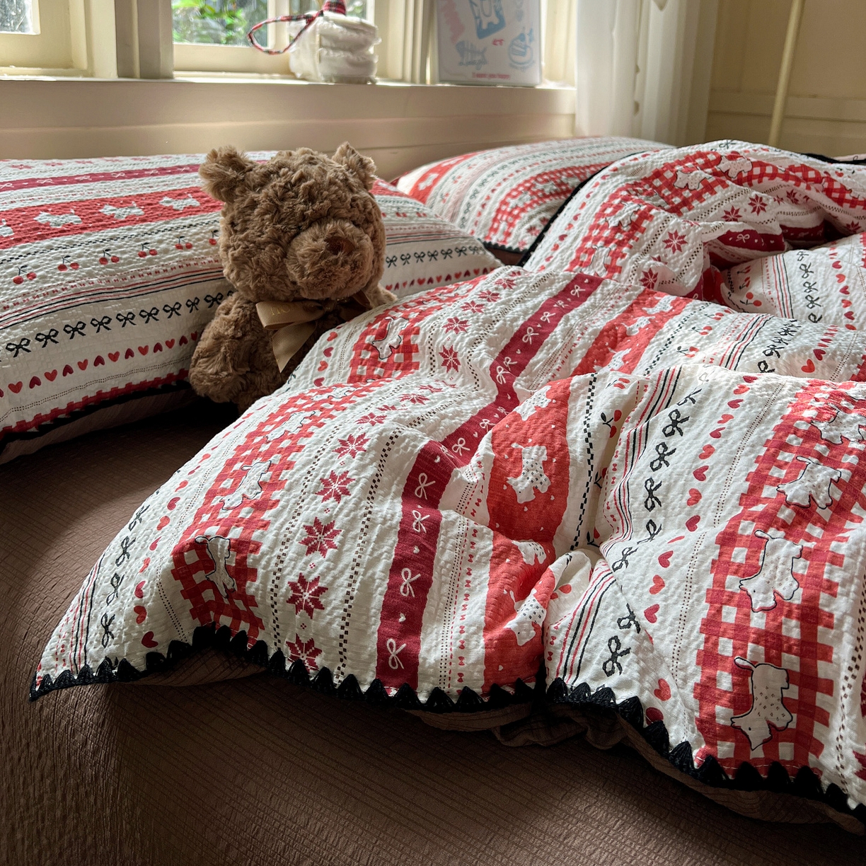 91家纺网 家纺一手货源 找家纺 水墨江南 2026新款贝壳边泡芙纱时尚印花四件套 樱桃狗狗