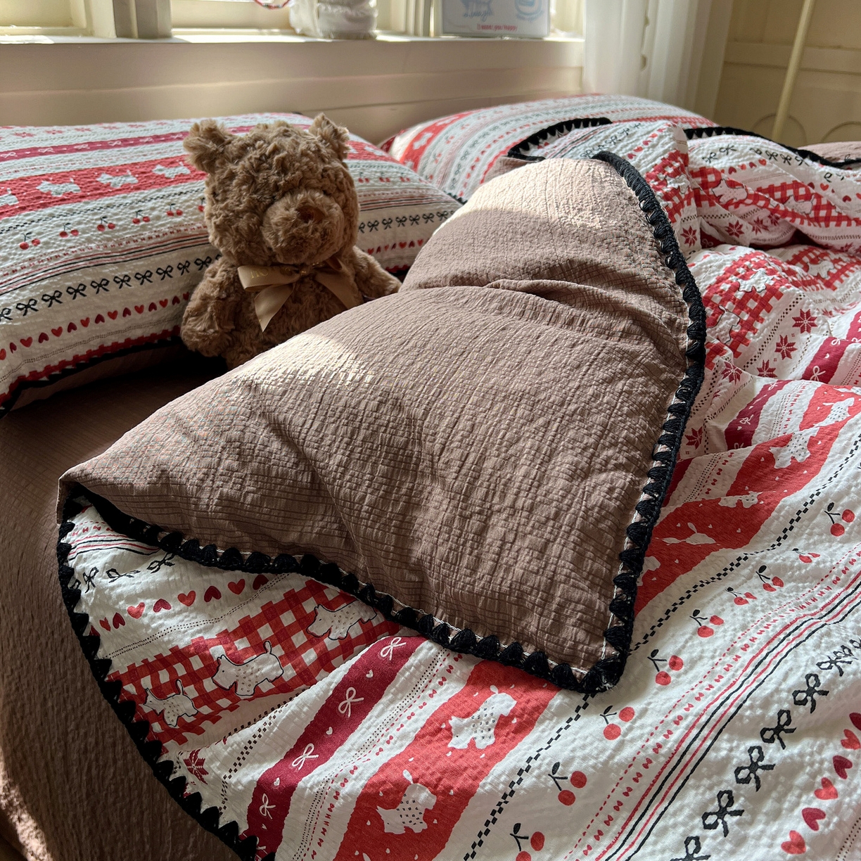 91家纺网 家纺一手货源 找家纺 水墨江南 2026新款贝壳边泡芙纱时尚印花四件套 樱桃狗狗