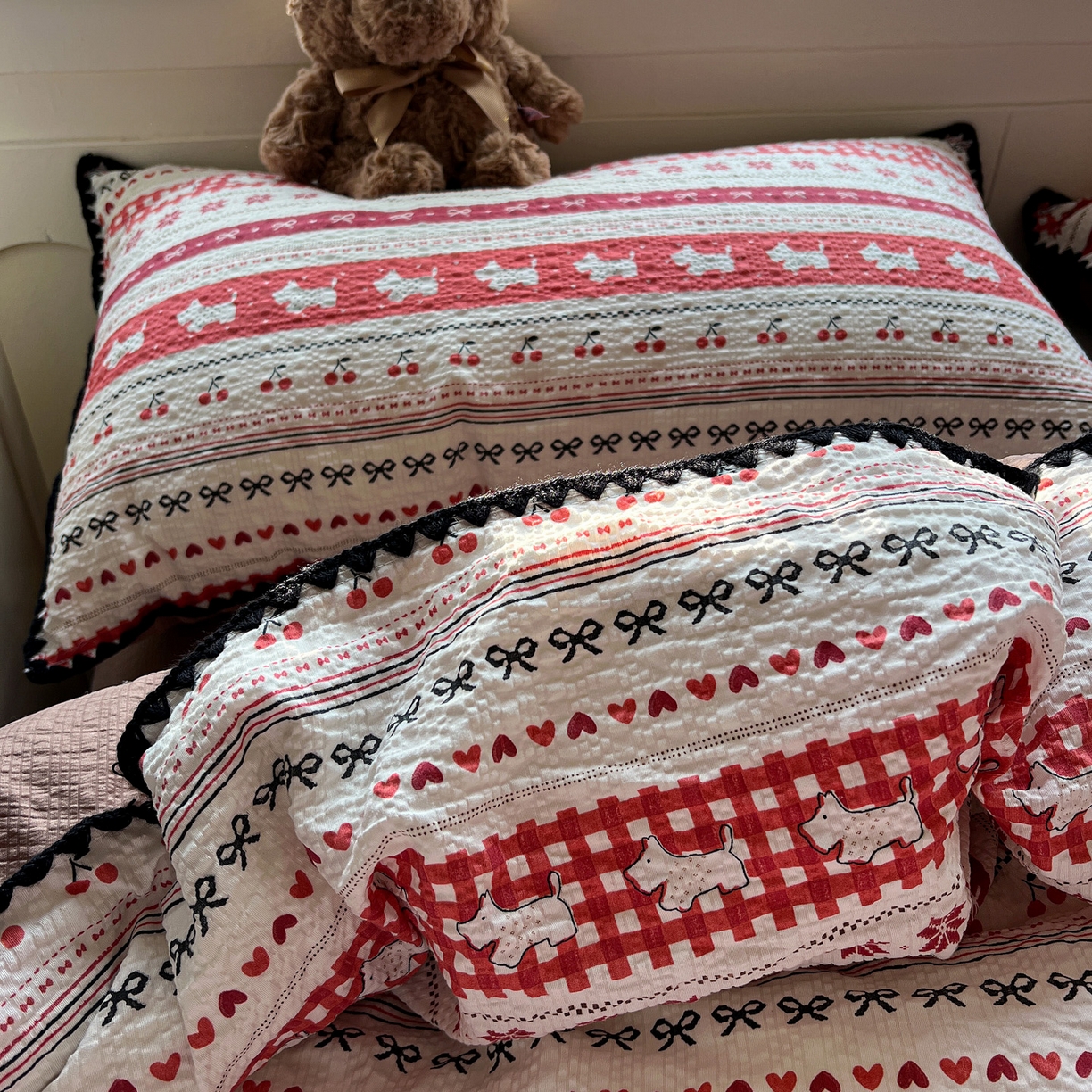 91家纺网 家纺一手货源 找家纺 水墨江南 2026新款贝壳边泡芙纱时尚印花四件套 樱桃狗狗