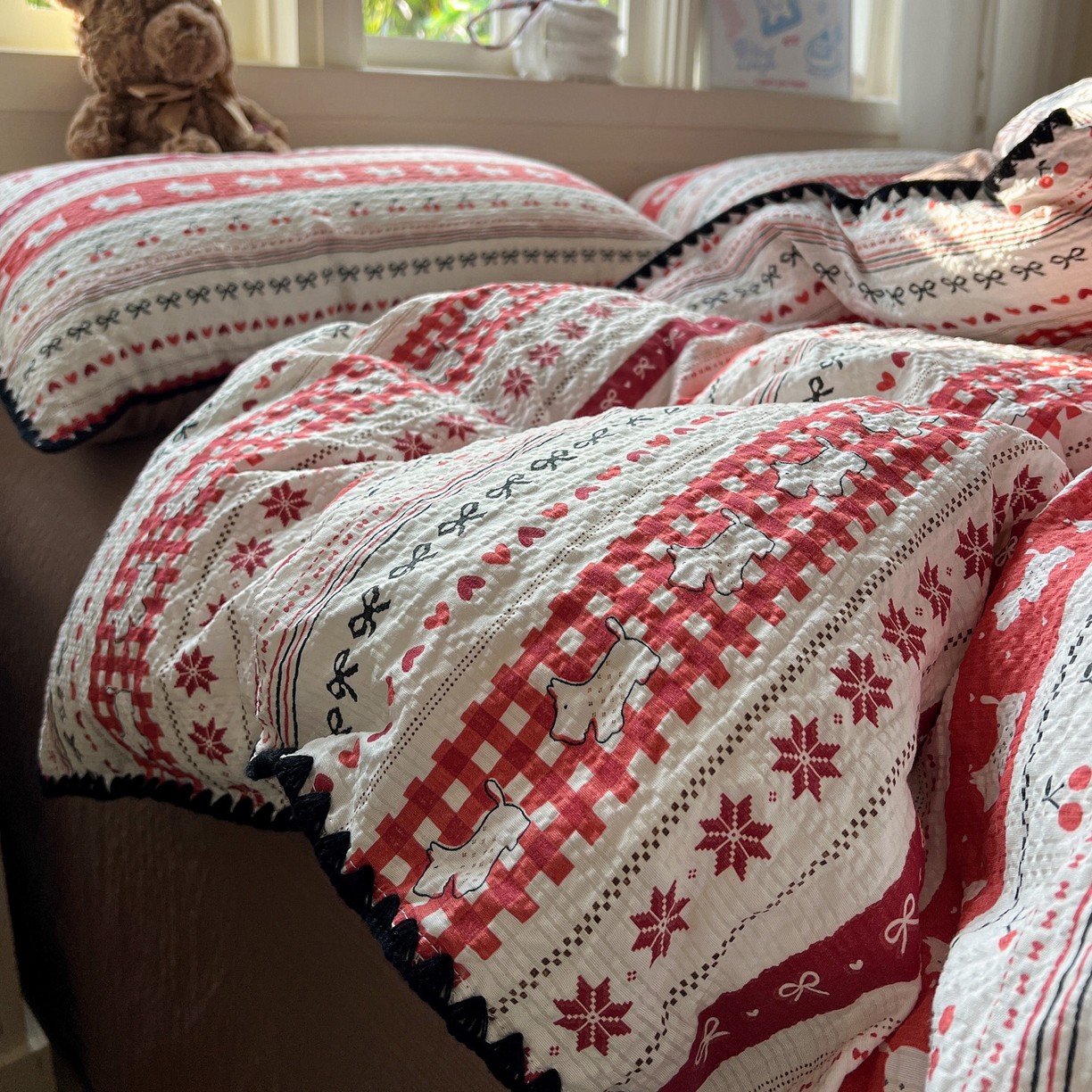 91家纺网 家纺一手货源 找家纺 水墨江南 2026新款贝壳边泡芙纱时尚印花四件套 樱桃狗狗