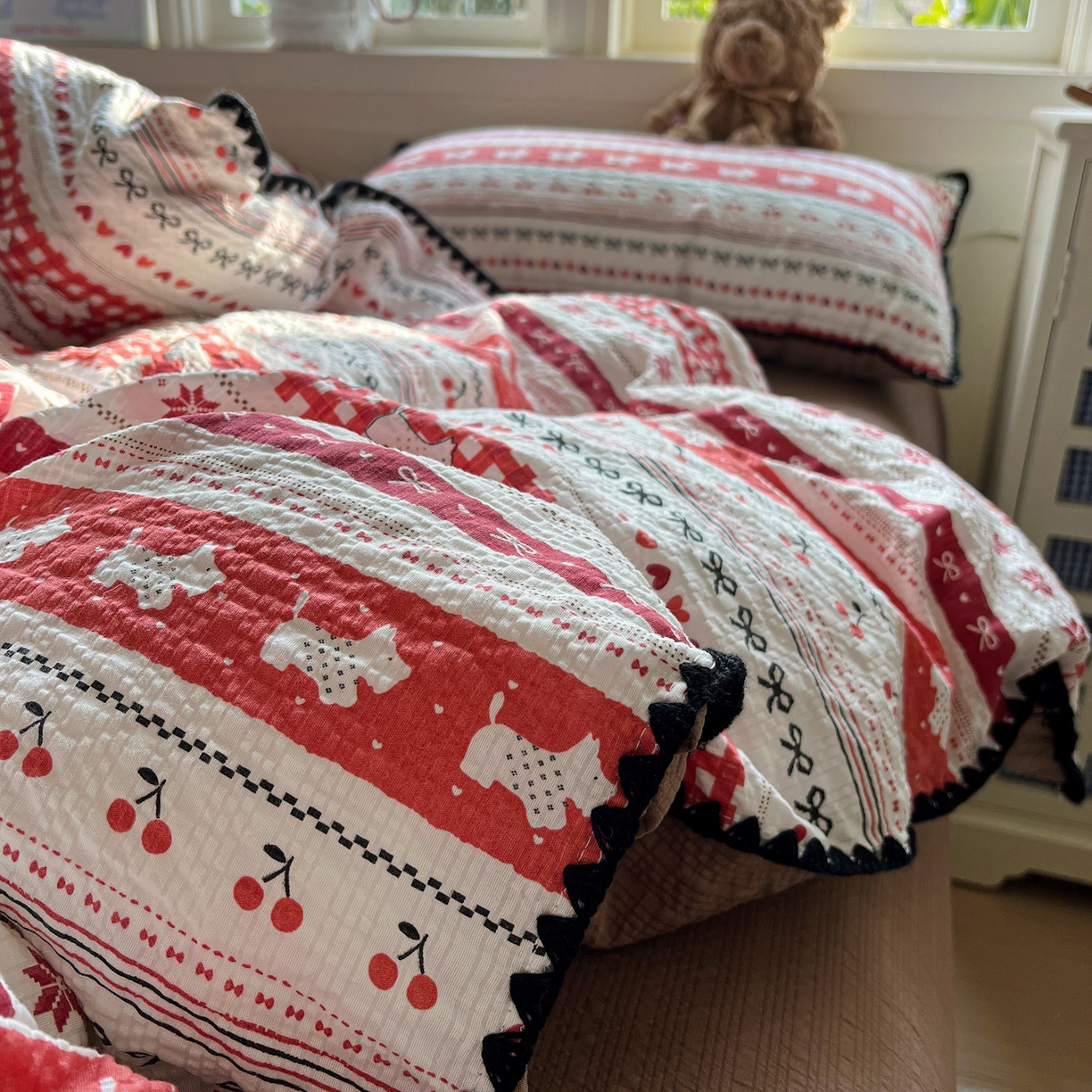 91家纺网 家纺一手货源 找家纺 水墨江南 2026新款贝壳边泡芙纱时尚印花四件套 樱桃狗狗