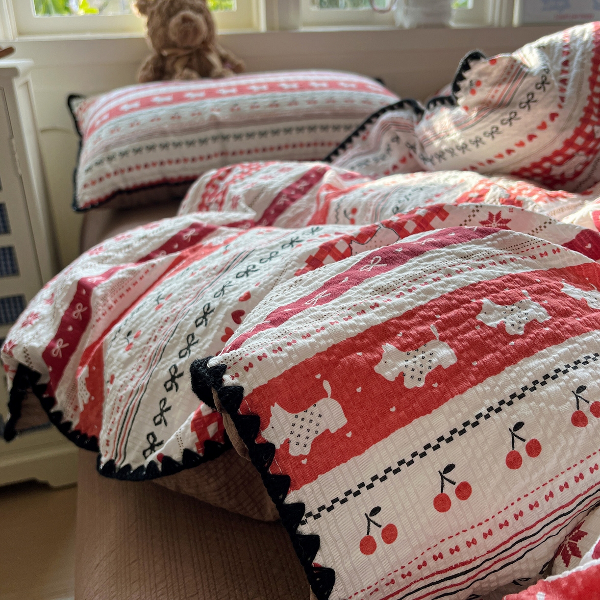 91家纺网 家纺一手货源 找家纺 水墨江南 2026新款贝壳边泡芙纱时尚印花四件套 樱桃狗狗