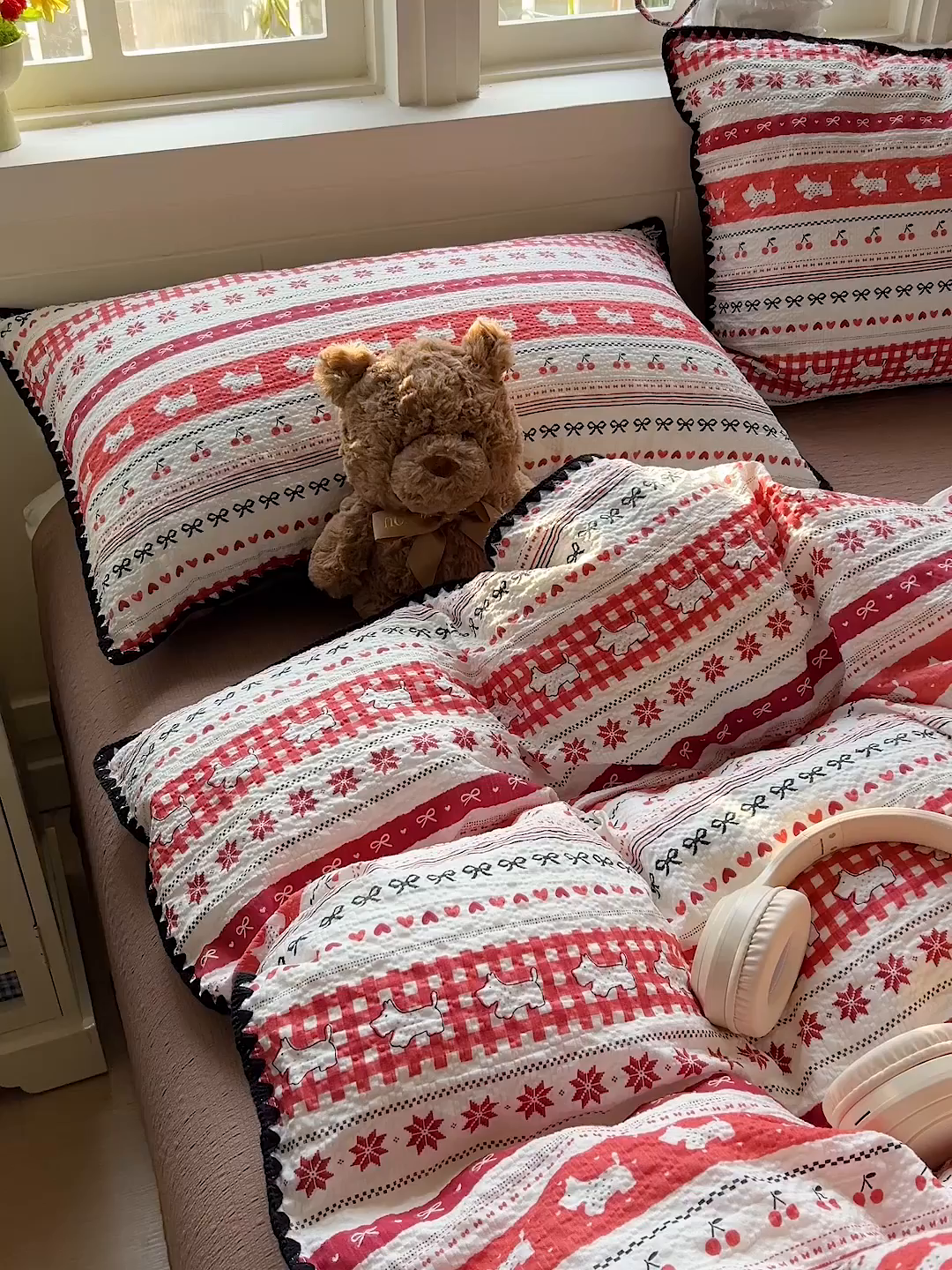 91家纺网 家纺一手货源 找家纺 水墨江南 2026新款贝壳边泡芙纱时尚印花四件套 樱桃狗狗