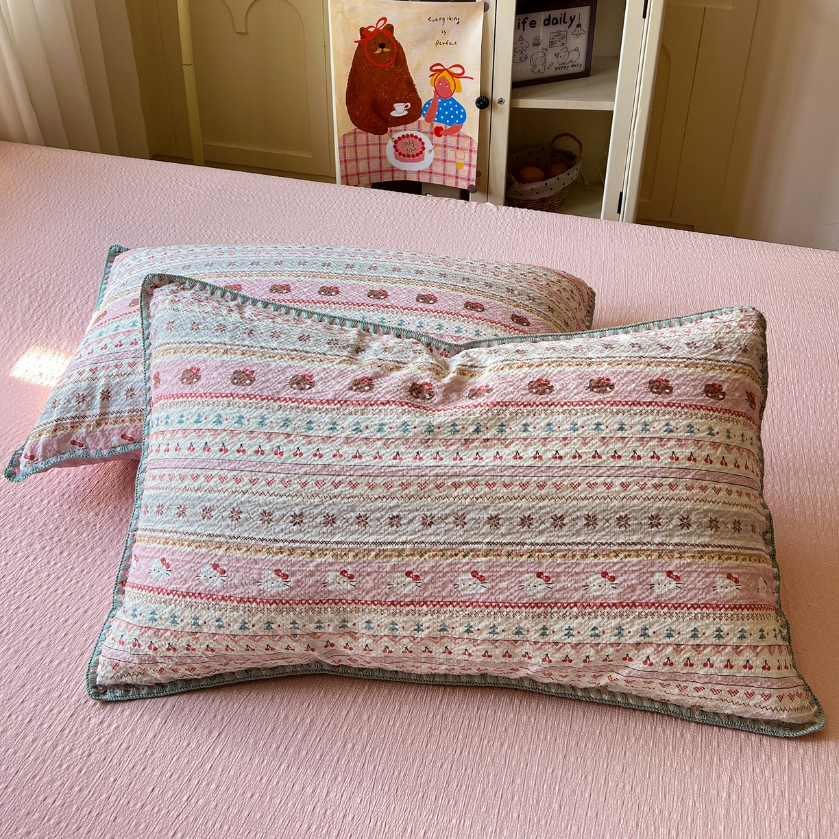 91家纺网 家纺一手货源 找家纺 水墨江南 2026新款贝壳边泡芙纱时尚印花四件套 樱桃猫猫