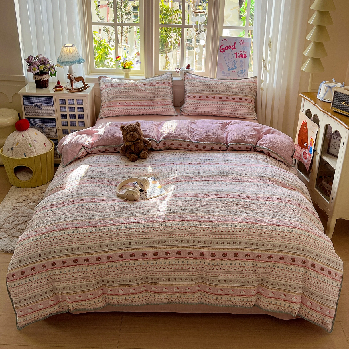 91家纺网 家纺一手货源 找家纺 水墨江南 2026新款贝壳边泡芙纱时尚印花四件套 樱桃猫猫