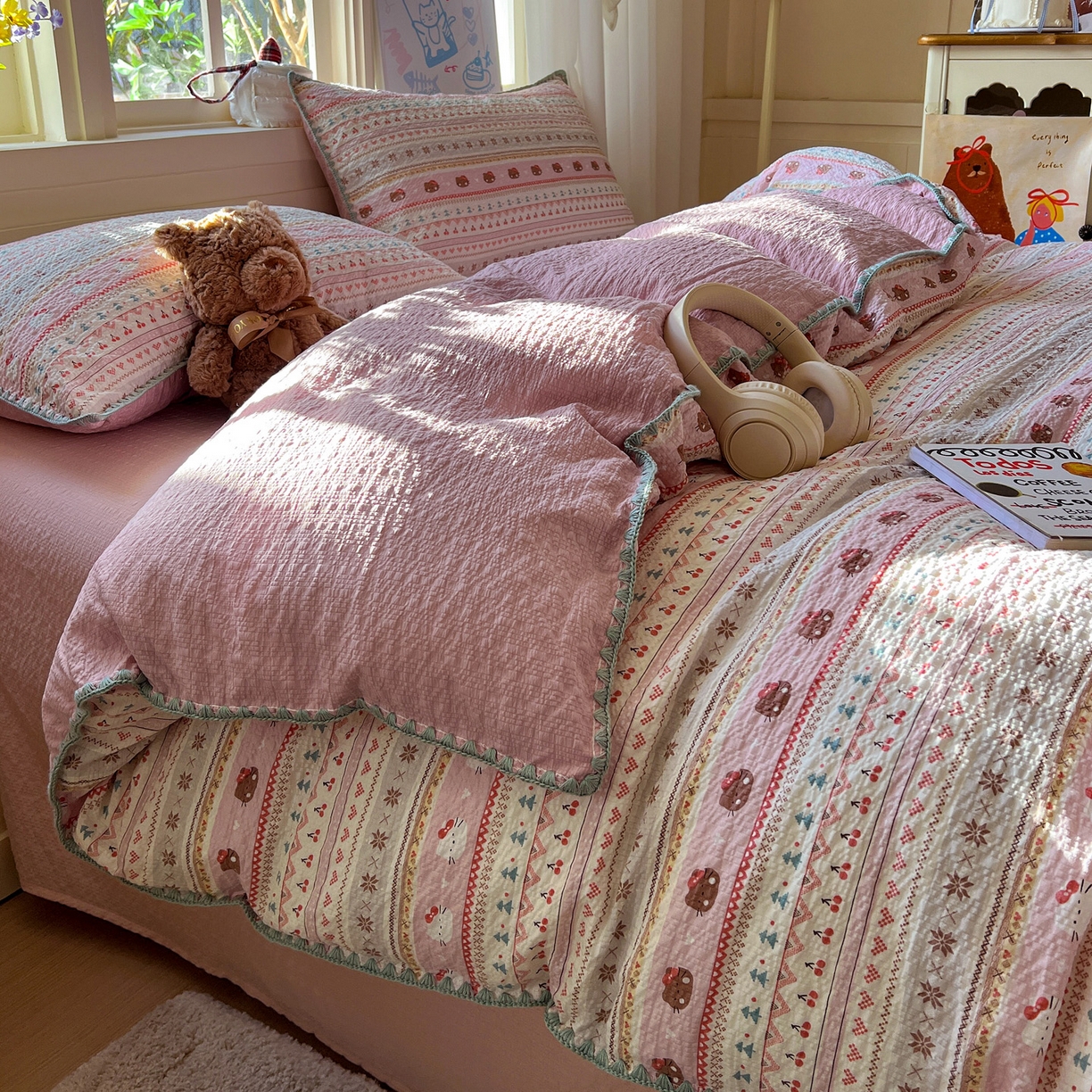 91家纺网 家纺一手货源 找家纺 水墨江南 2026新款贝壳边泡芙纱时尚印花四件套 樱桃猫猫