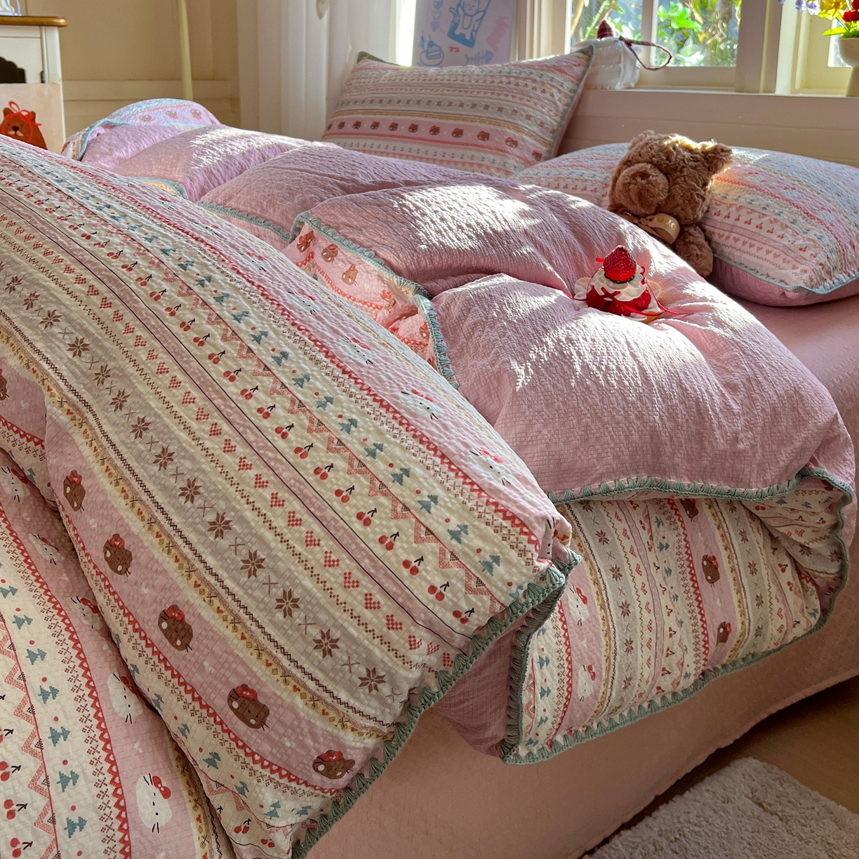 91家纺网 家纺一手货源 找家纺 水墨江南 2026新款贝壳边泡芙纱时尚印花四件套 樱桃猫猫