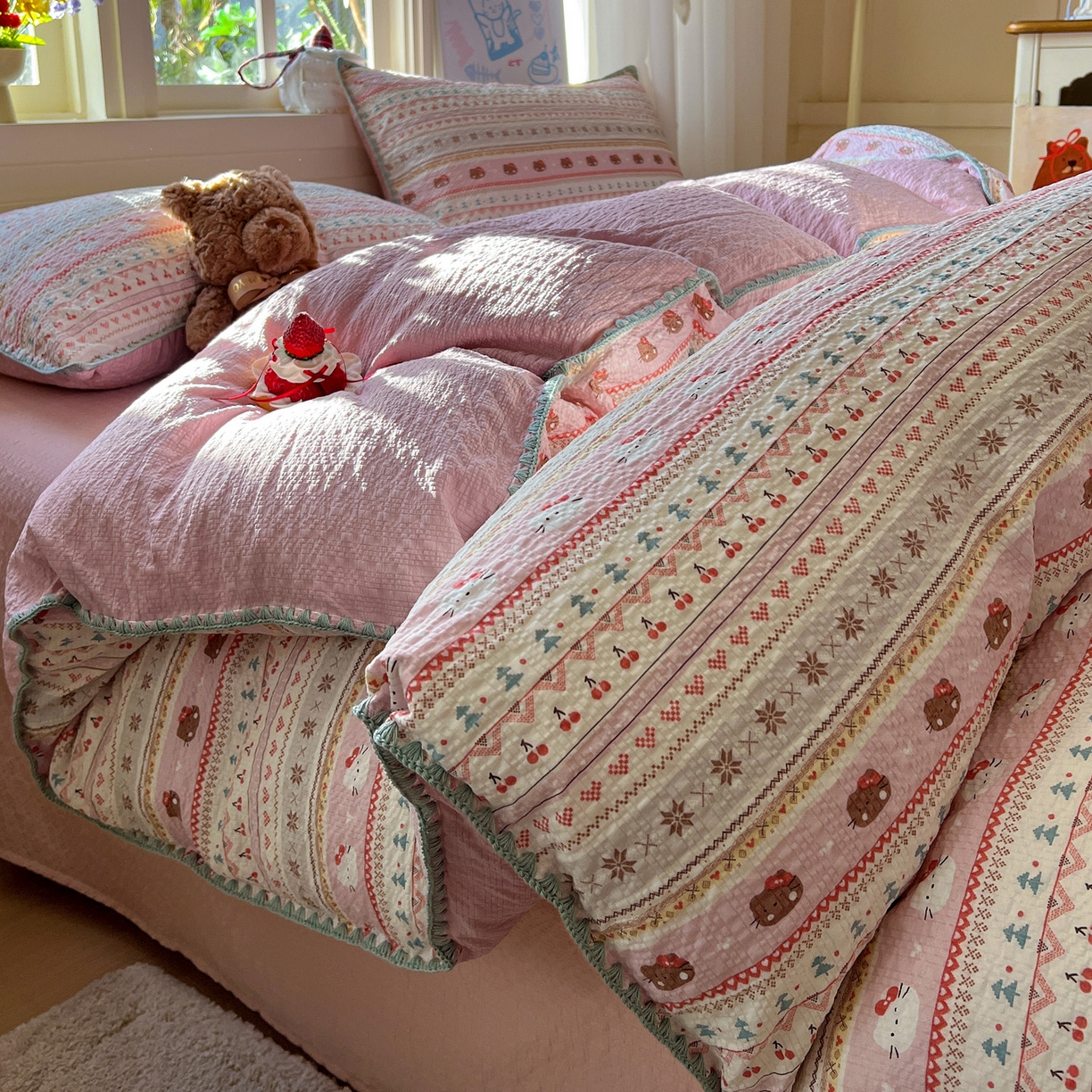 91家纺网 家纺一手货源 找家纺 水墨江南 2026新款贝壳边泡芙纱时尚印花四件套 樱桃猫猫