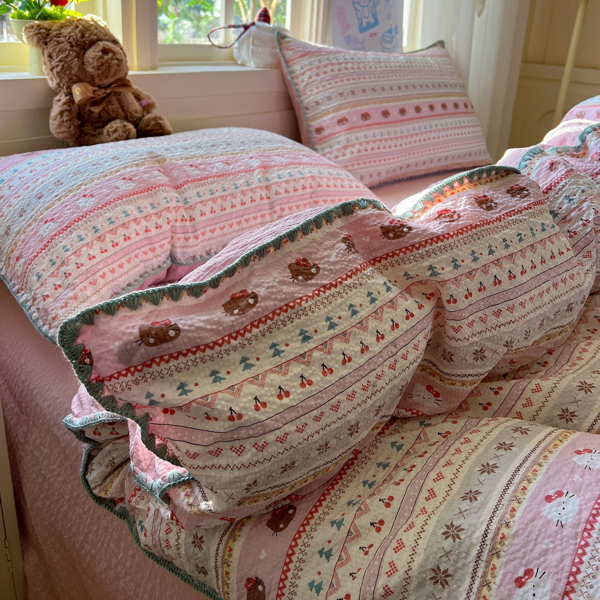 91家纺网 家纺一手货源 找家纺 水墨江南 2026新款贝壳边泡芙纱时尚印花四件套 樱桃猫猫