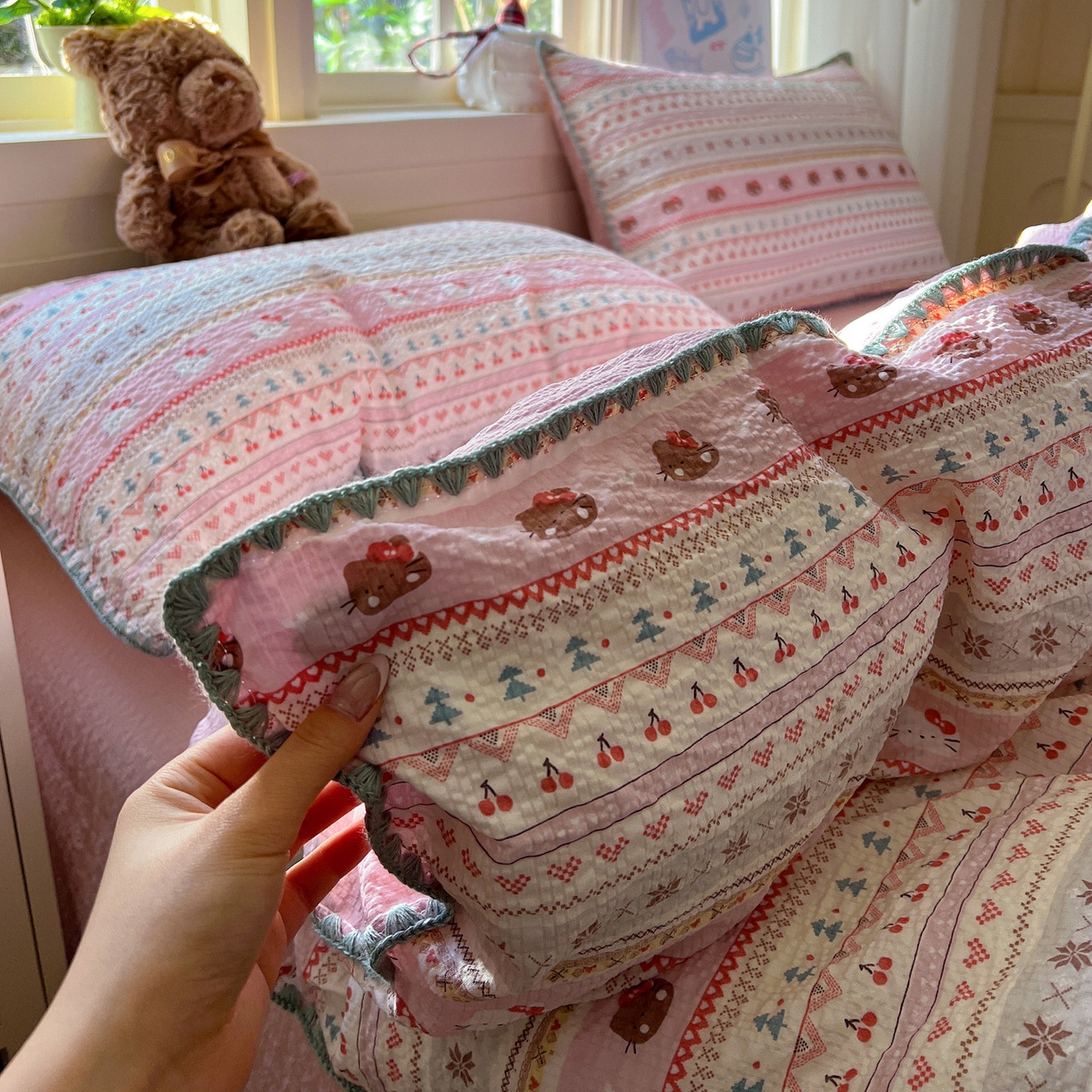 91家纺网 家纺一手货源 找家纺 水墨江南 2026新款贝壳边泡芙纱时尚印花四件套 樱桃猫猫