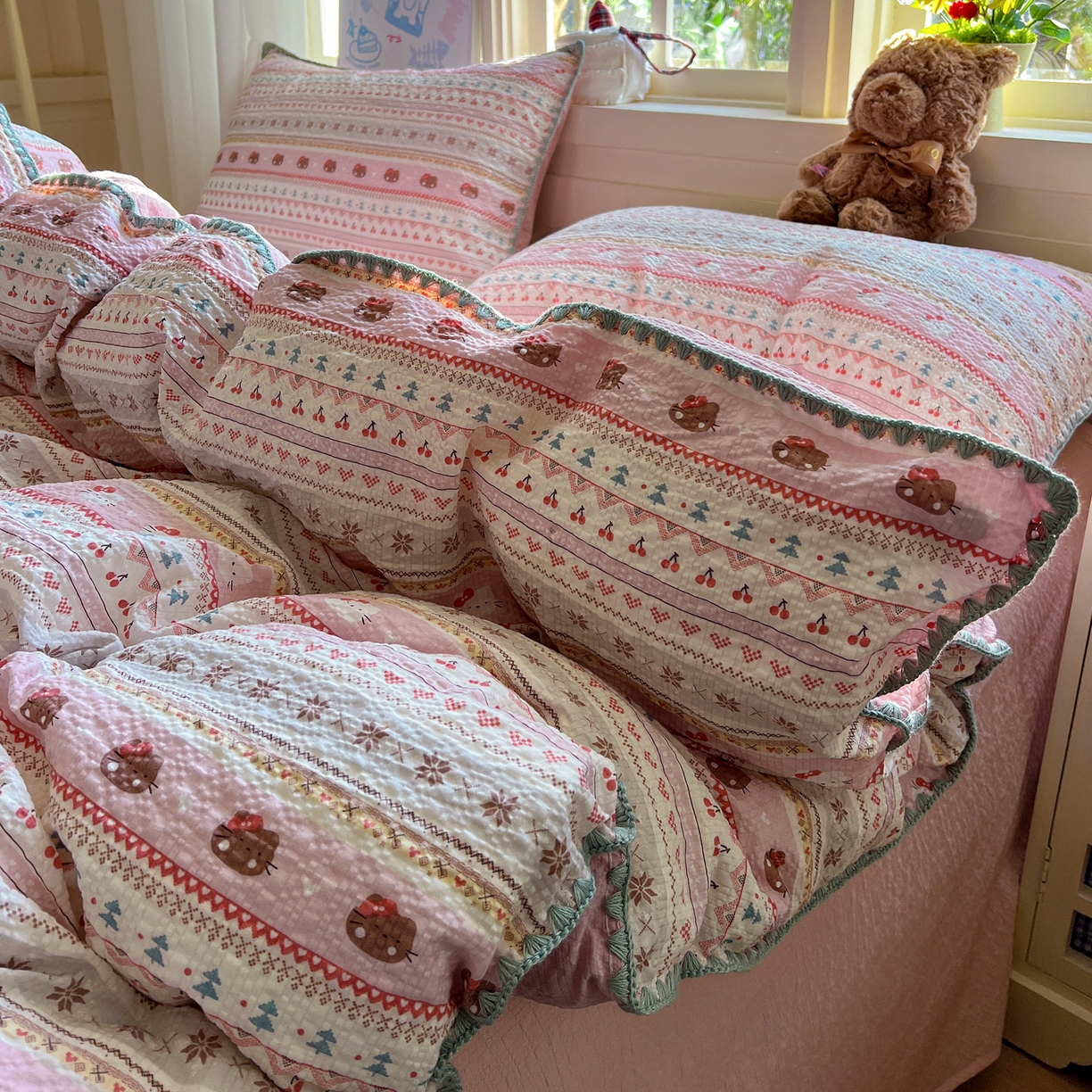 91家纺网 家纺一手货源 找家纺 水墨江南 2026新款贝壳边泡芙纱时尚印花四件套 樱桃猫猫