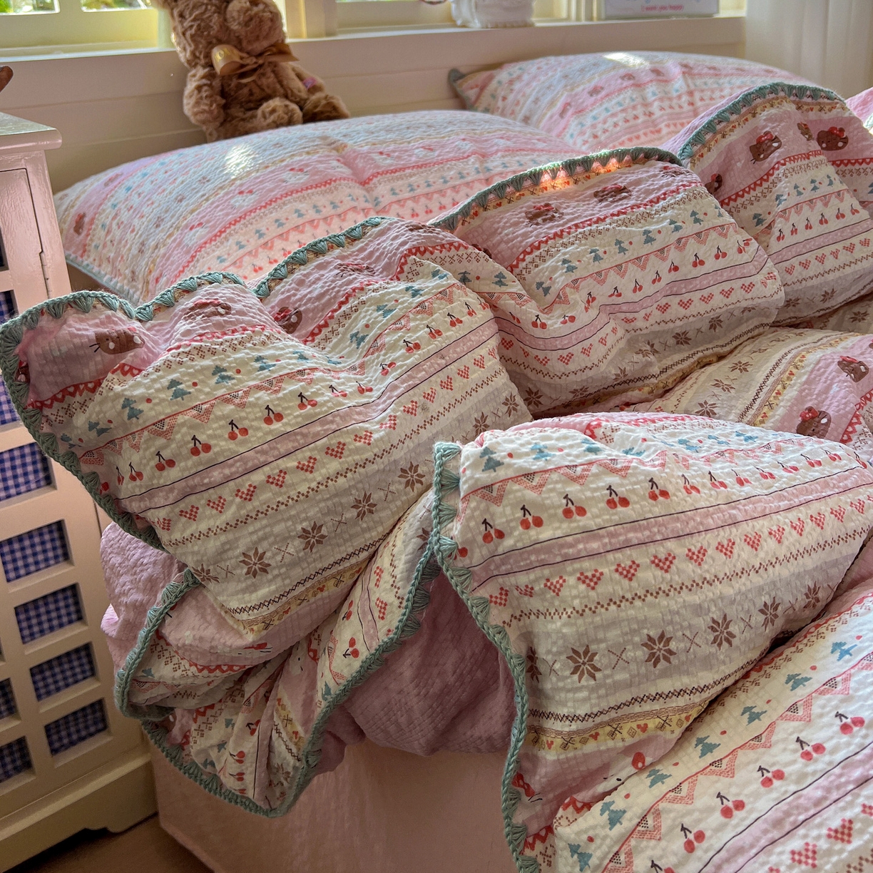 91家纺网 家纺一手货源 找家纺 水墨江南 2026新款贝壳边泡芙纱时尚印花四件套 樱桃猫猫