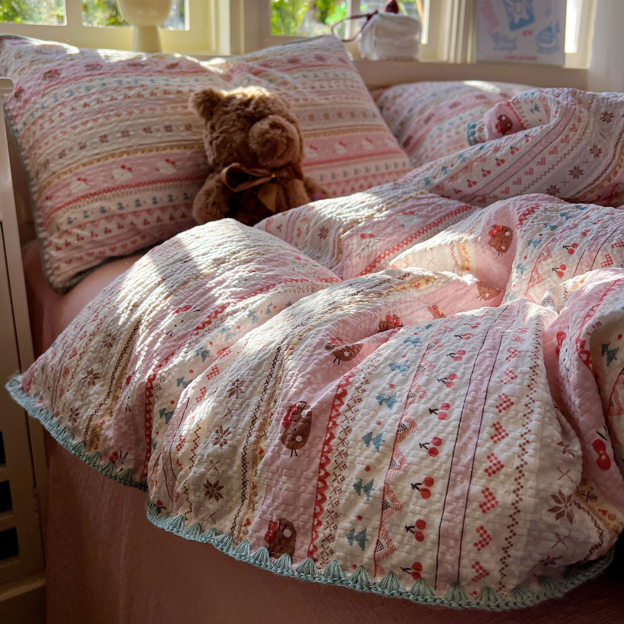 91家纺网 家纺一手货源 找家纺 水墨江南 2026新款贝壳边泡芙纱时尚印花四件套 樱桃猫猫