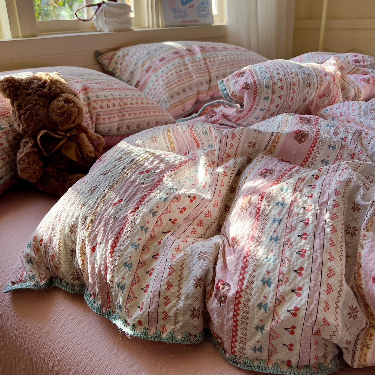 91家纺网 家纺一手货源 找家纺 水墨江南 2026新款贝壳边泡芙纱时尚印花四件套 樱桃猫猫