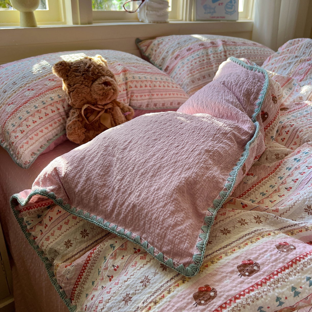 91家纺网 家纺一手货源 找家纺 水墨江南 2026新款贝壳边泡芙纱时尚印花四件套 樱桃猫猫