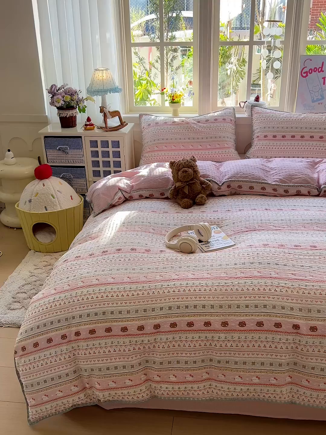 91家纺网 家纺一手货源 找家纺 水墨江南 2026新款贝壳边泡芙纱时尚印花四件套 樱桃猫猫