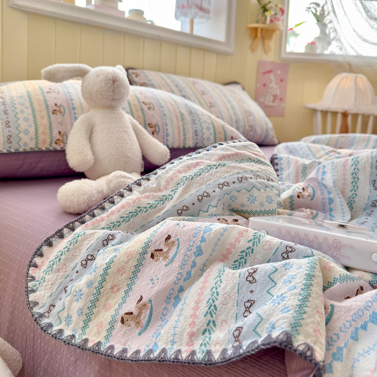 91家纺网 家纺一手货源 找家纺 初念 2026新款泡芙纱贝壳绣三角针夏被 提供买家秀 贝壳绣-甜心木马卷