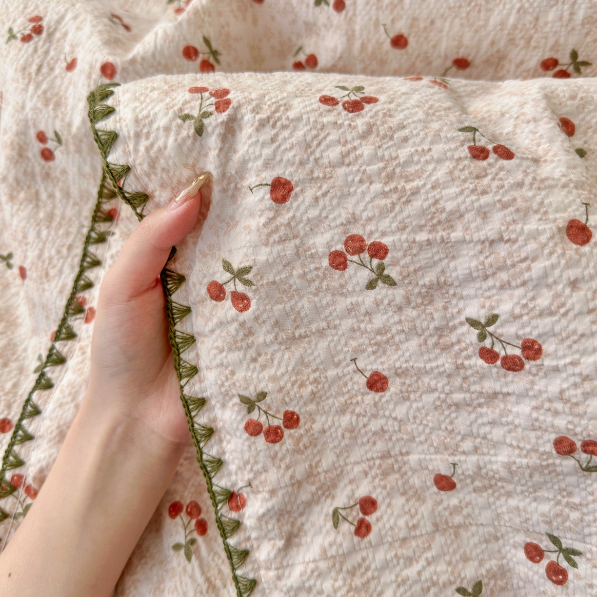 91家纺网 家纺一手货源 找家纺 初念 2026新款泡芙纱贝壳绣三角针夏被 提供买家秀 贝壳绣-酒渍樱桃