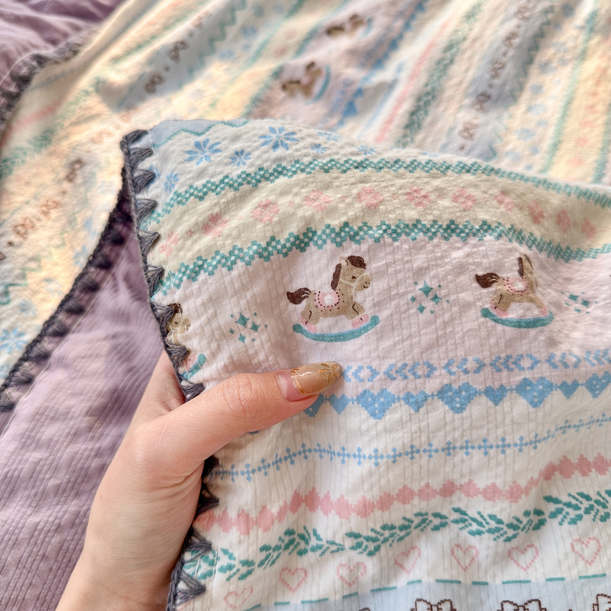 91家纺网 家纺一手货源 找家纺 初念 2026新款泡芙纱贝壳绣三角针夏被 提供买家秀 贝壳绣-甜心木马卷