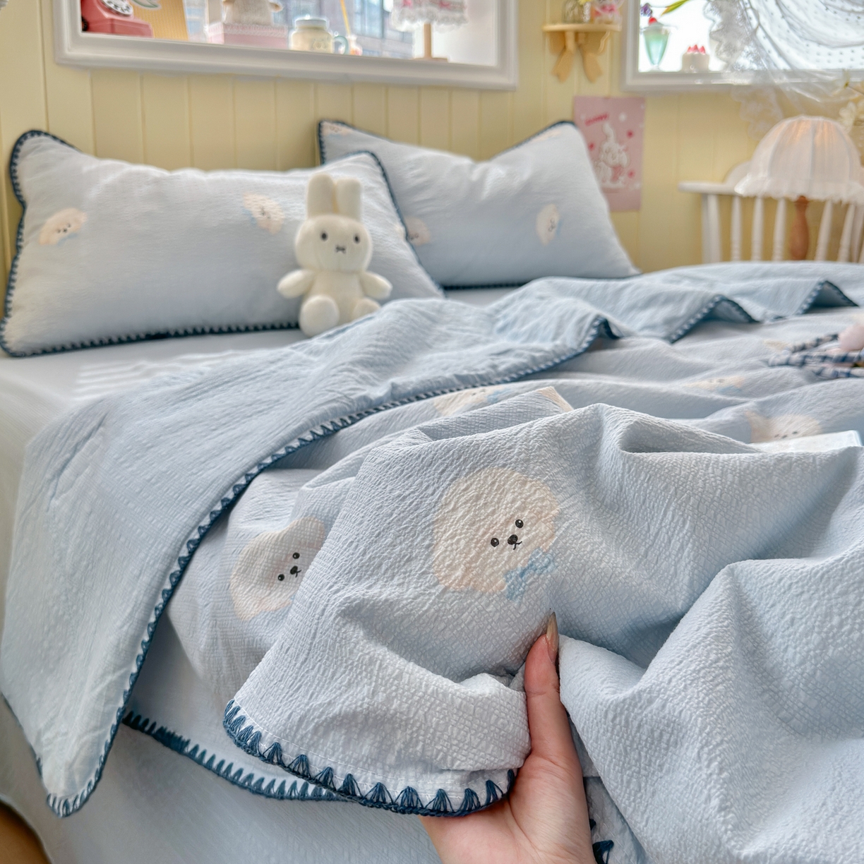 91家纺网 家纺一手货源 找家纺 初念 2026新款泡芙纱贝壳绣三角针夏被 提供买家秀 欧包-蓝领结狗