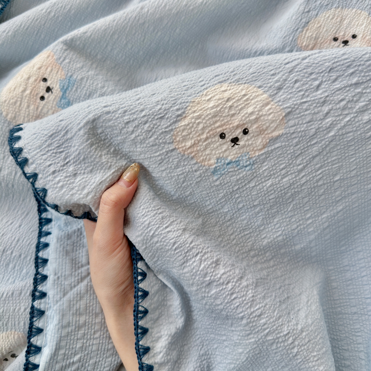 91家纺网 家纺一手货源 找家纺 初念 2026新款泡芙纱贝壳绣三角针夏被 提供买家秀 欧包-蓝领结狗