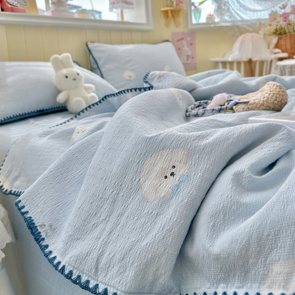 91家纺网 家纺一手货源 找家纺 初念 2026新款泡芙纱贝壳绣三角针夏被 提供买家秀 欧包-蓝领结狗