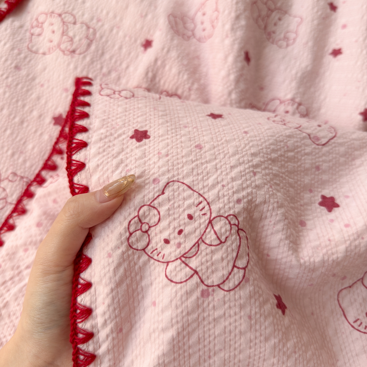 91家纺网 家纺一手货源 找家纺 初念 2026新款泡芙纱贝壳绣三角针夏被 提供买家秀 欧包-描线小猫粉