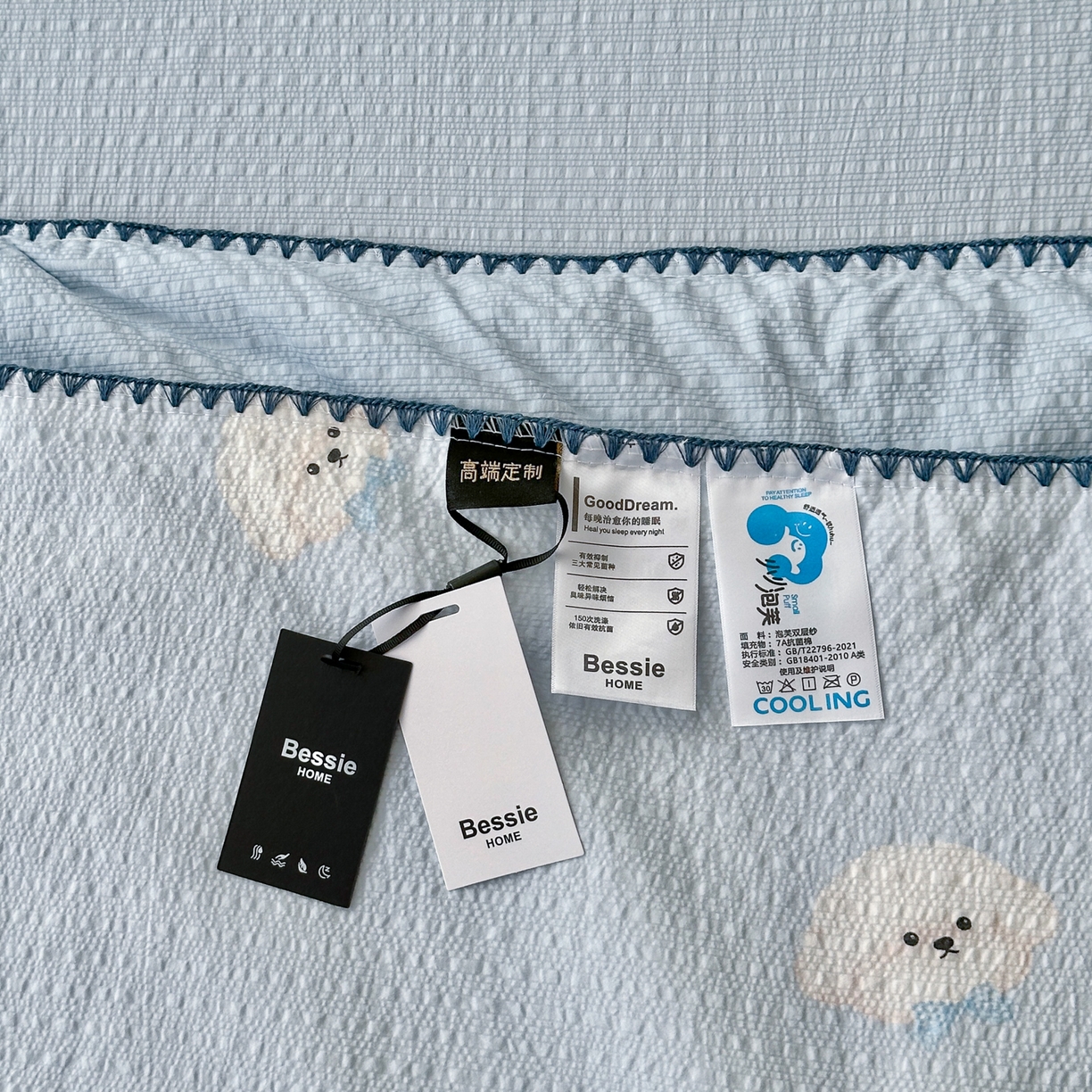 91家纺网 家纺一手货源 找家纺 初念 2026新款泡芙纱贝壳绣三角针夏被 提供买家秀 欧包-蓝领结狗