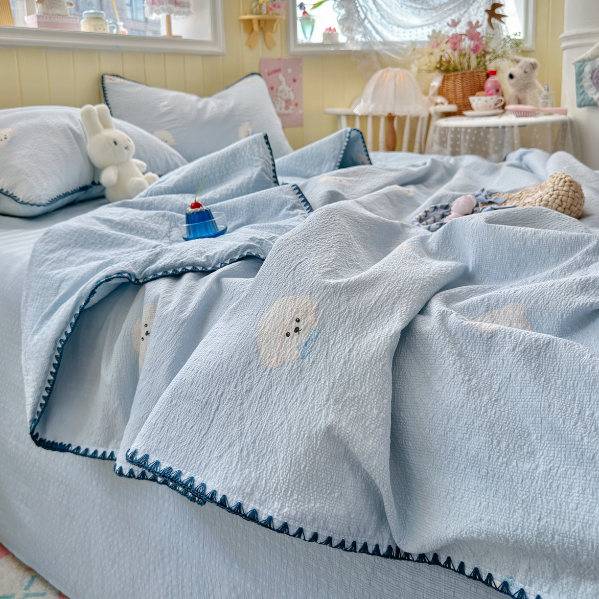 91家纺网 家纺一手货源 找家纺 初念 2026新款泡芙纱贝壳绣三角针夏被 提供买家秀 欧包-蓝领结狗