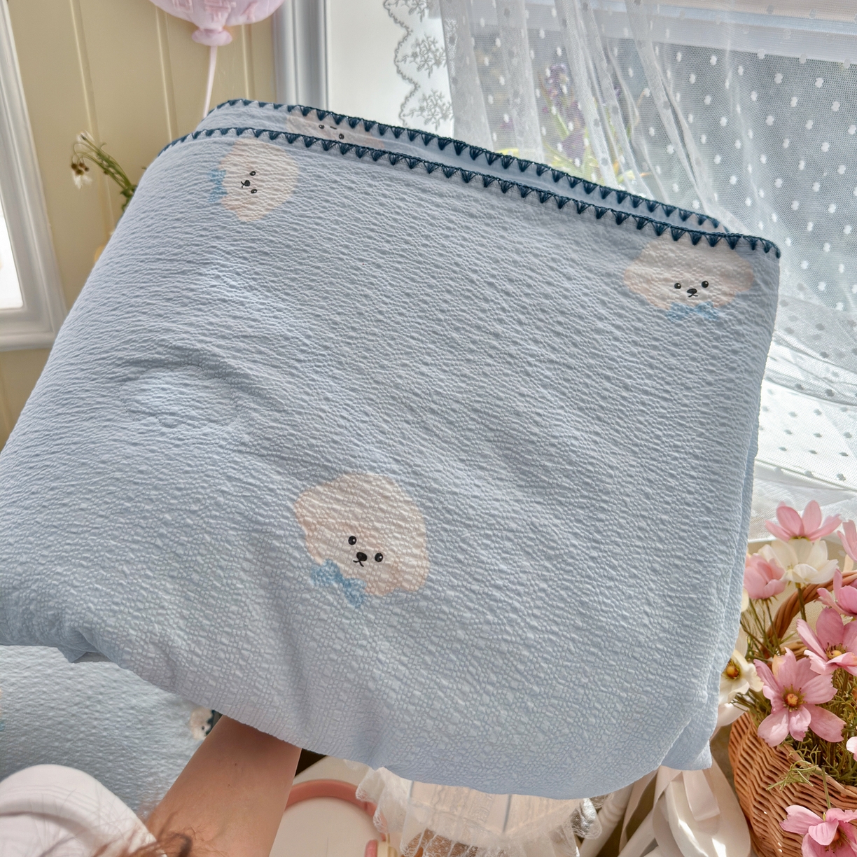 91家纺网 家纺一手货源 找家纺 初念 2026新款泡芙纱贝壳绣三角针夏被 提供买家秀 欧包-蓝领结狗