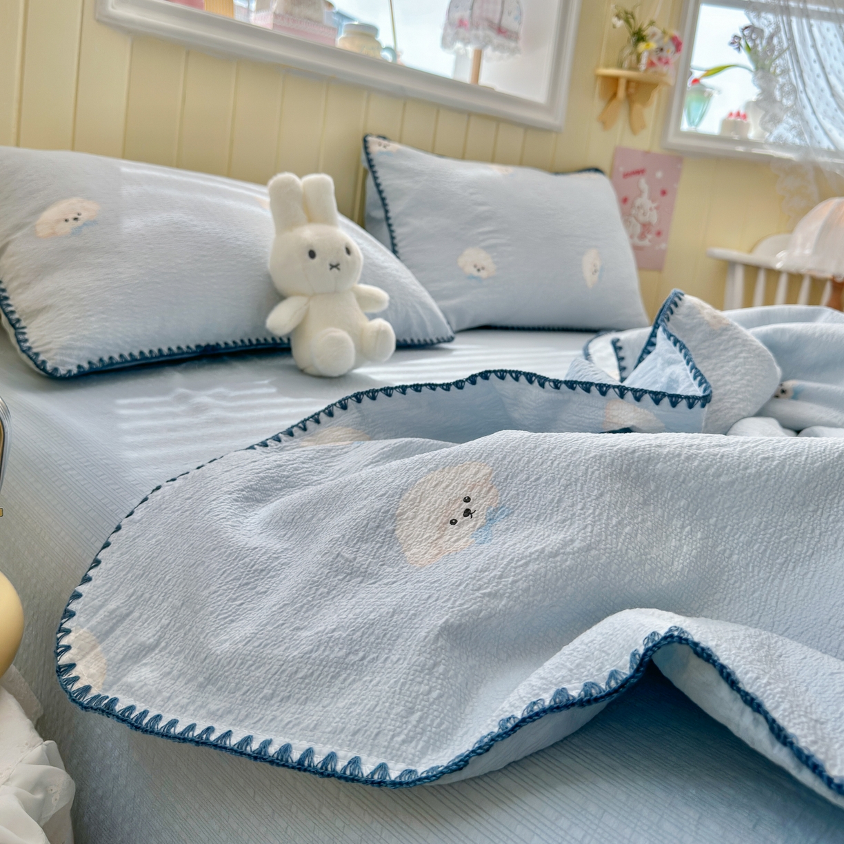 91家纺网 家纺一手货源 找家纺 初念 2026新款泡芙纱贝壳绣三角针夏被 提供买家秀 欧包-蓝领结狗