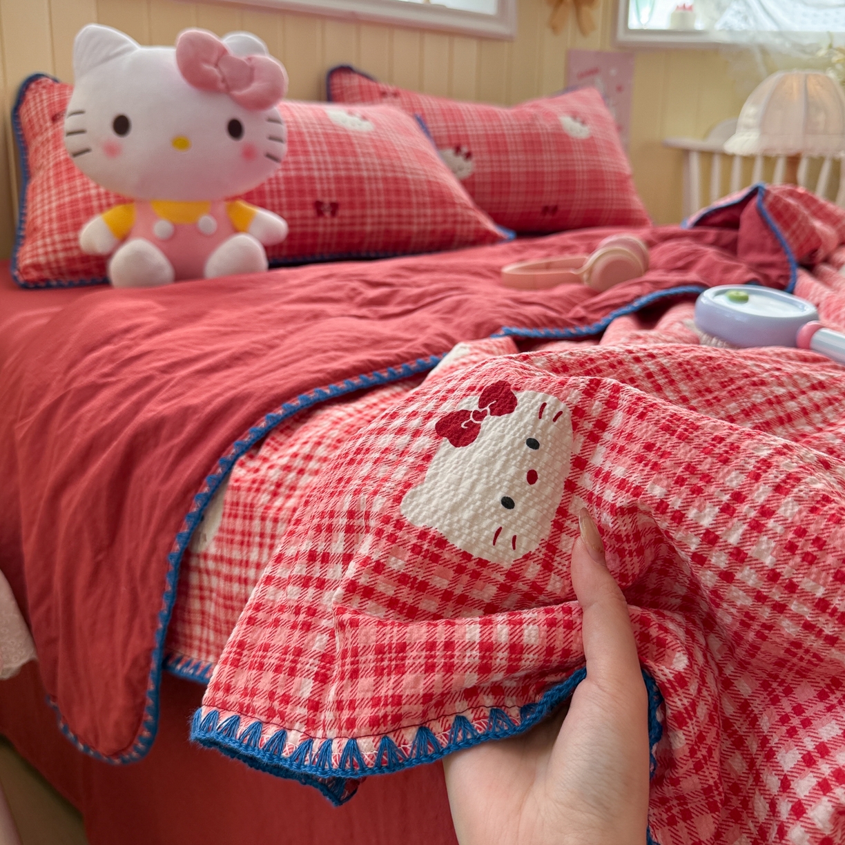 91家纺网 家纺一手货源 找家纺 初念 2026新款泡芙纱贝壳绣三角针夏被 提供买家秀 贝壳绣-红格小喵