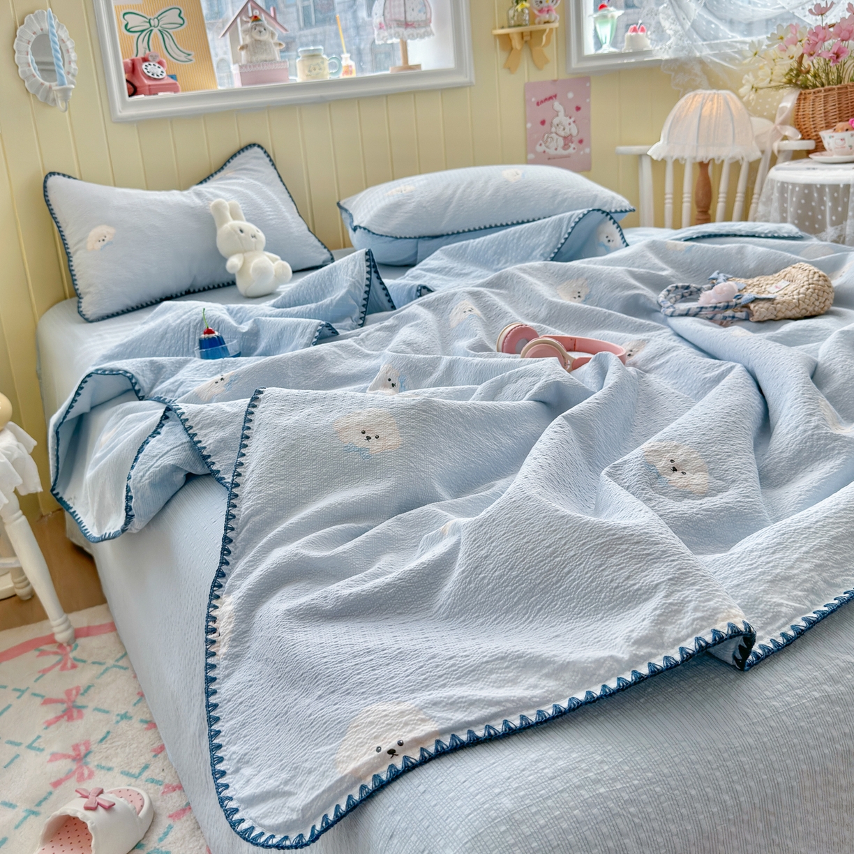 91家纺网 家纺一手货源 找家纺 初念 2026新款泡芙纱贝壳绣三角针夏被 提供买家秀 欧包-蓝领结狗