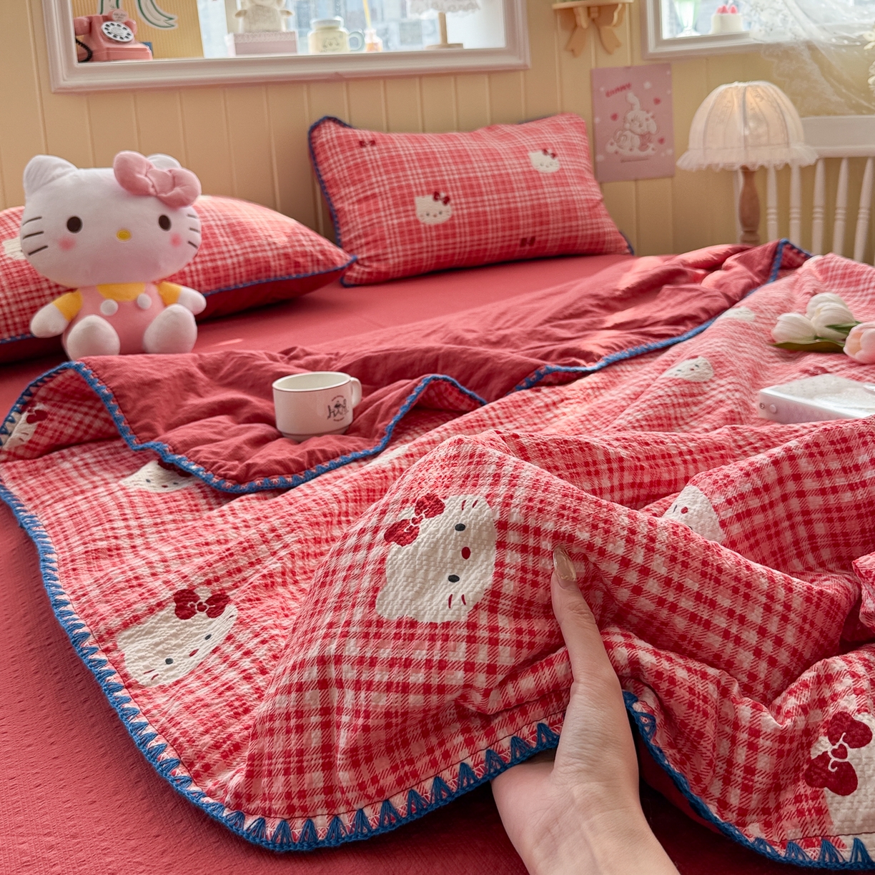 91家纺网 家纺一手货源 找家纺 初念 2026新款泡芙纱贝壳绣三角针夏被 提供买家秀 贝壳绣-红格小喵