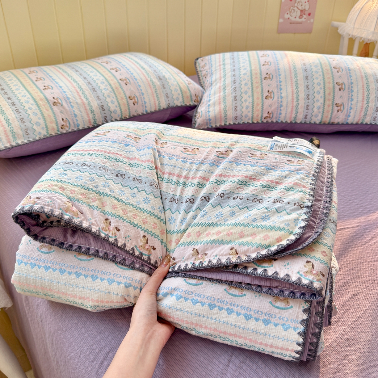 91家纺网 家纺一手货源 找家纺 初念 2026新款泡芙纱贝壳绣三角针夏被 提供买家秀 贝壳绣-甜心木马卷