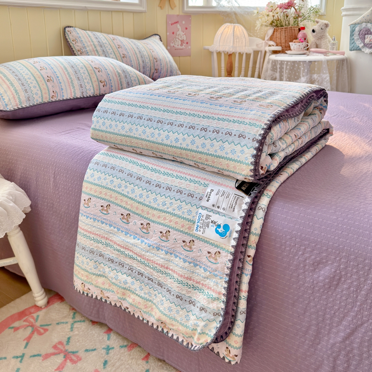 91家纺网 家纺一手货源 找家纺 初念 2026新款泡芙纱贝壳绣三角针夏被 提供买家秀 贝壳绣-甜心木马卷