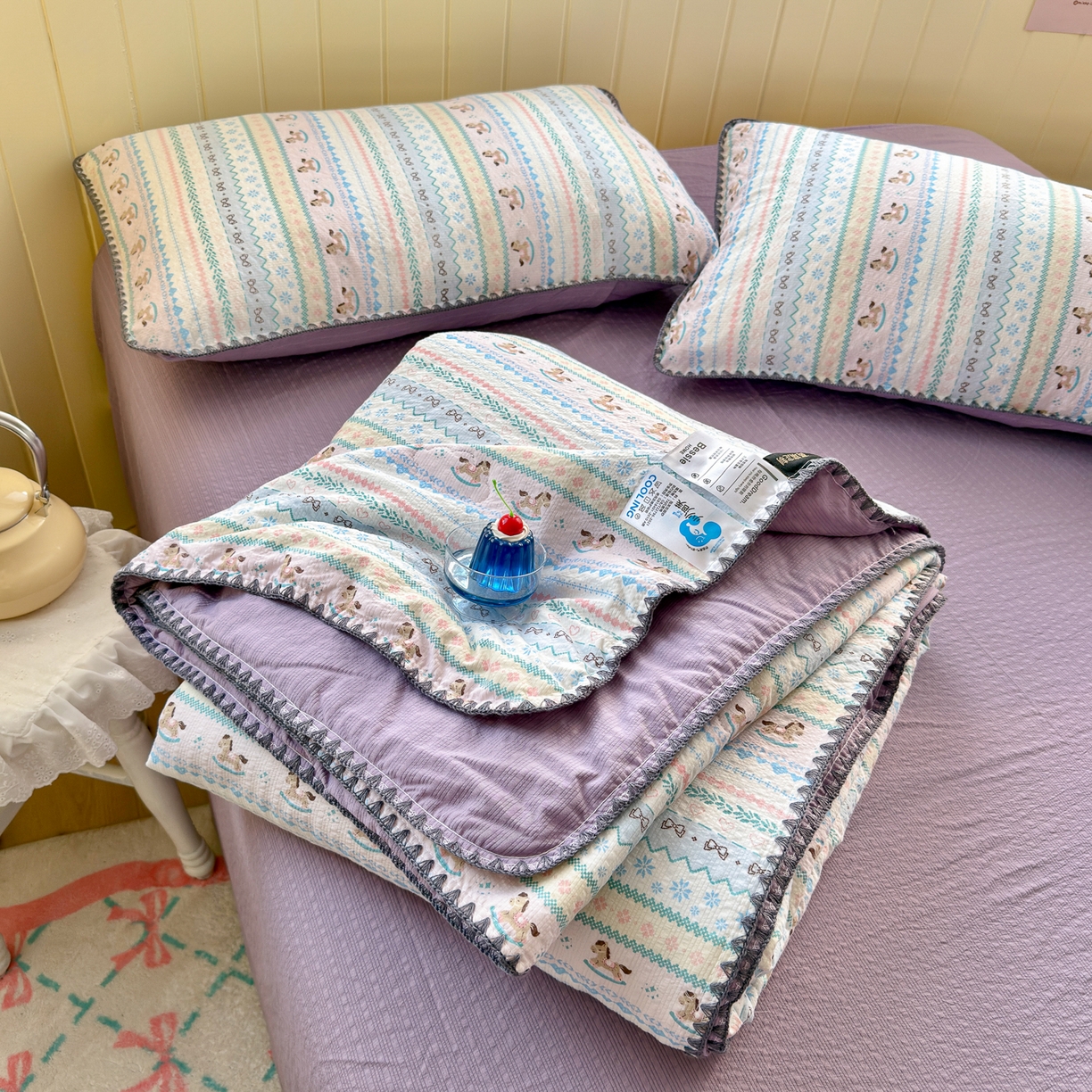 91家纺网 家纺一手货源 找家纺 初念 2026新款泡芙纱贝壳绣三角针夏被 提供买家秀 贝壳绣-甜心木马卷