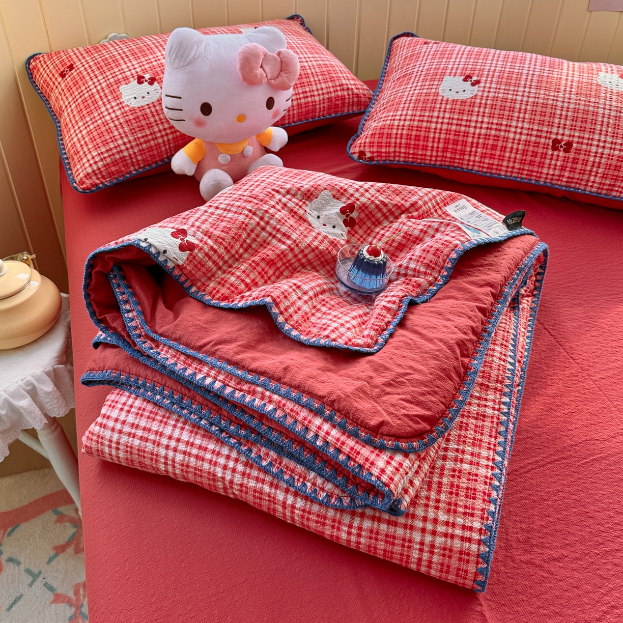 91家纺网 家纺一手货源 找家纺 初念 2026新款泡芙纱贝壳绣三角针夏被 提供买家秀 贝壳绣-红格小喵