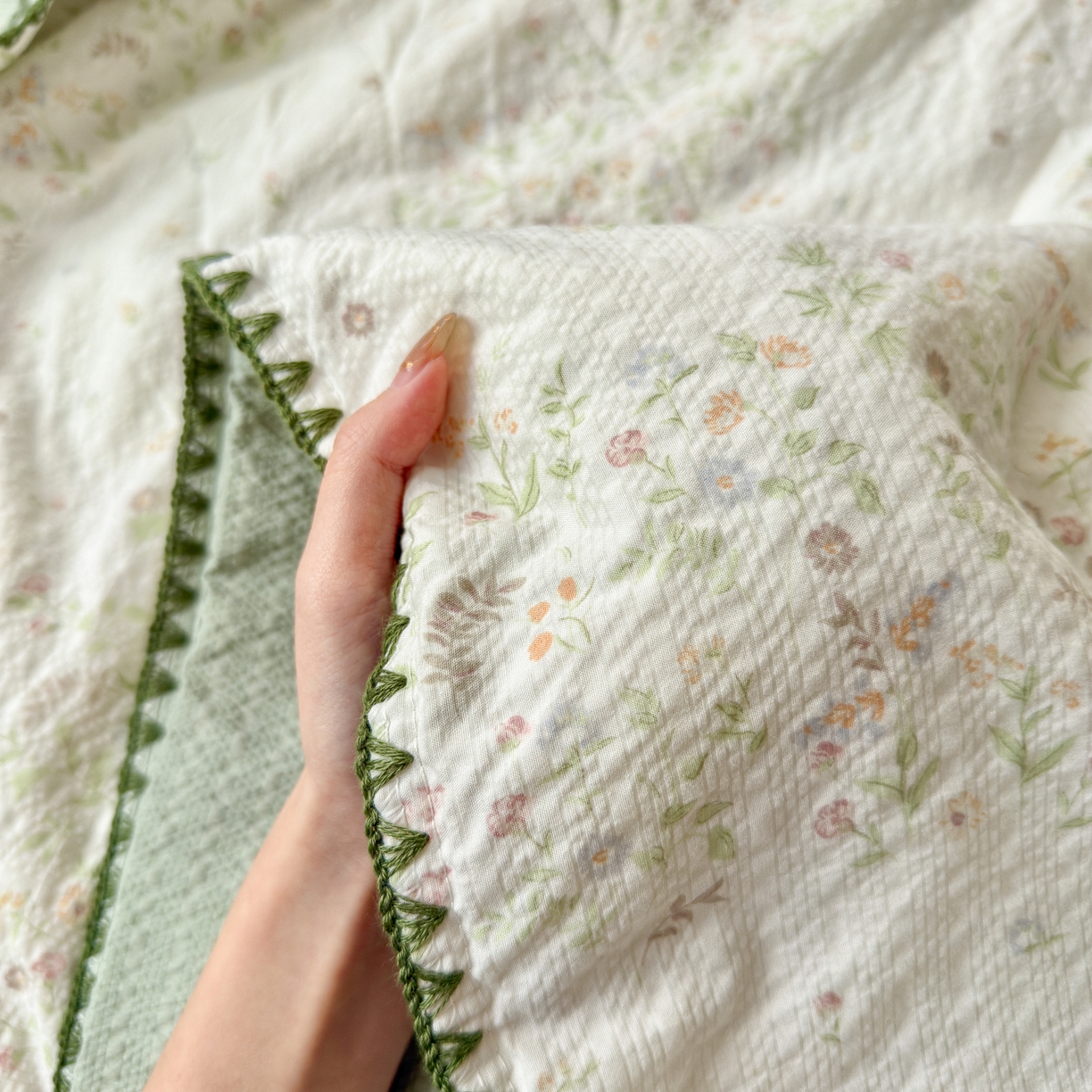 91家纺网 家纺一手货源 找家纺 初念 2026新款泡芙纱贝壳绣三角针夏被 提供买家秀 贝壳绣-浅夏花信