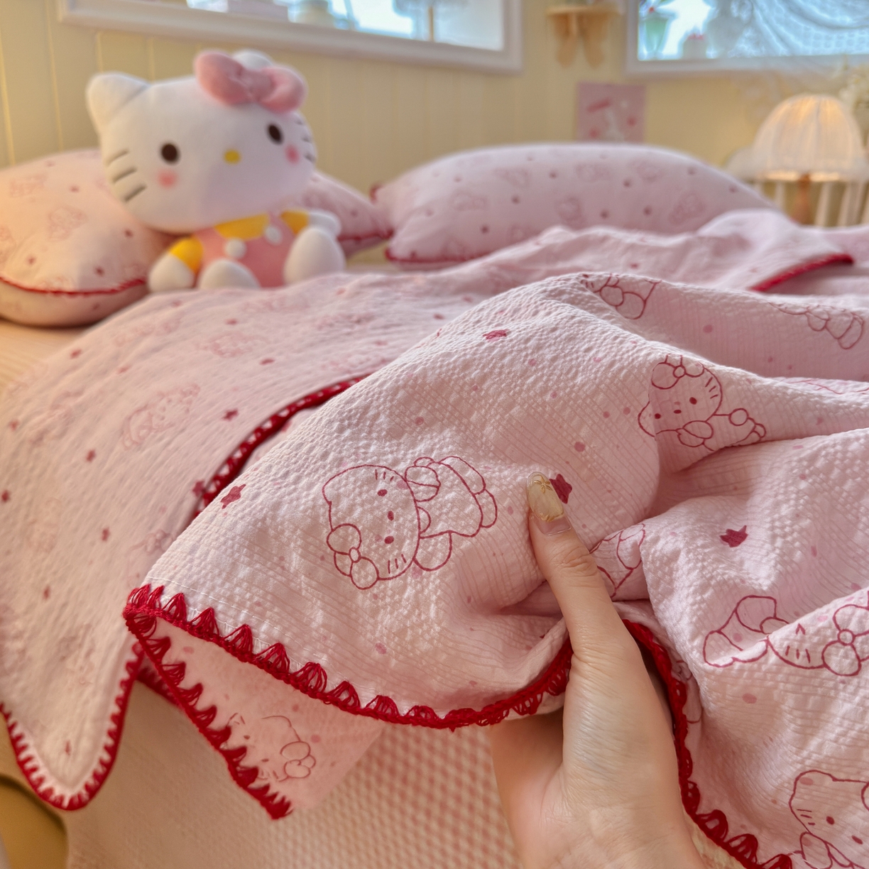 91家纺网 家纺一手货源 找家纺 初念 2026新款泡芙纱贝壳绣三角针夏被 提供买家秀 欧包-描线小猫粉