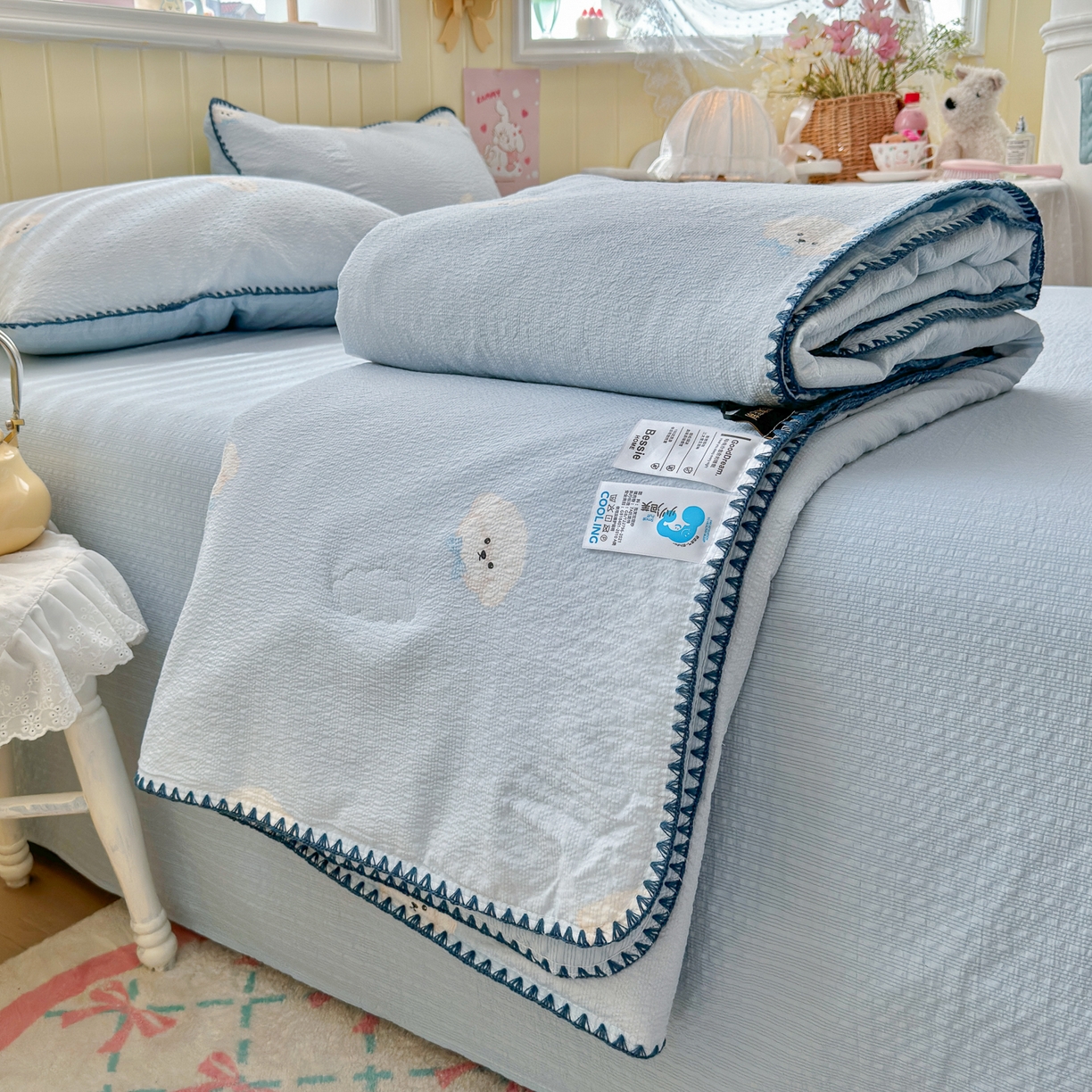 91家纺网 家纺一手货源 找家纺 初念 2026新款泡芙纱贝壳绣三角针夏被 提供买家秀 欧包-蓝领结狗