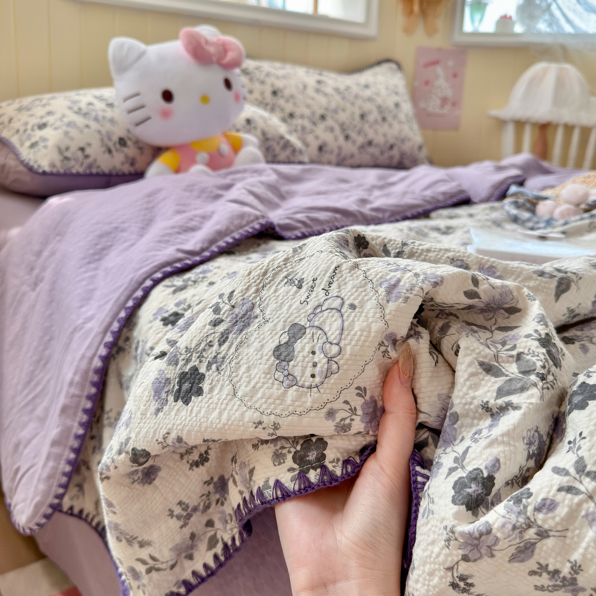 91家纺网 家纺一手货源 找家纺 初念 2026新款泡芙纱贝壳绣三角针夏被 提供买家秀 贝壳绣-小猫秘境紫